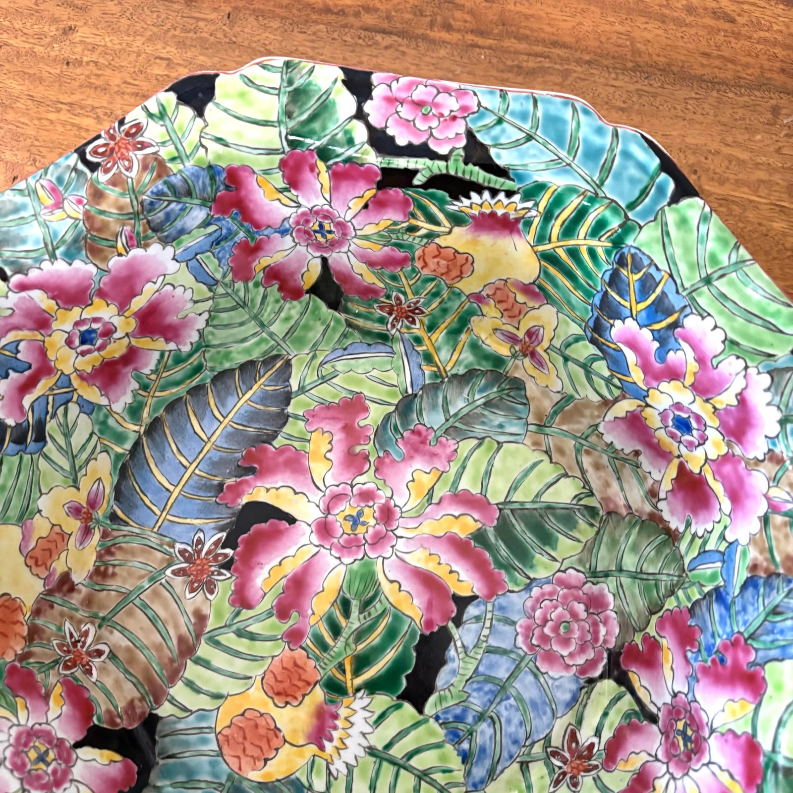 1980s Porcelain Chinese Export Bowl With Vibrant Botanicals - 3