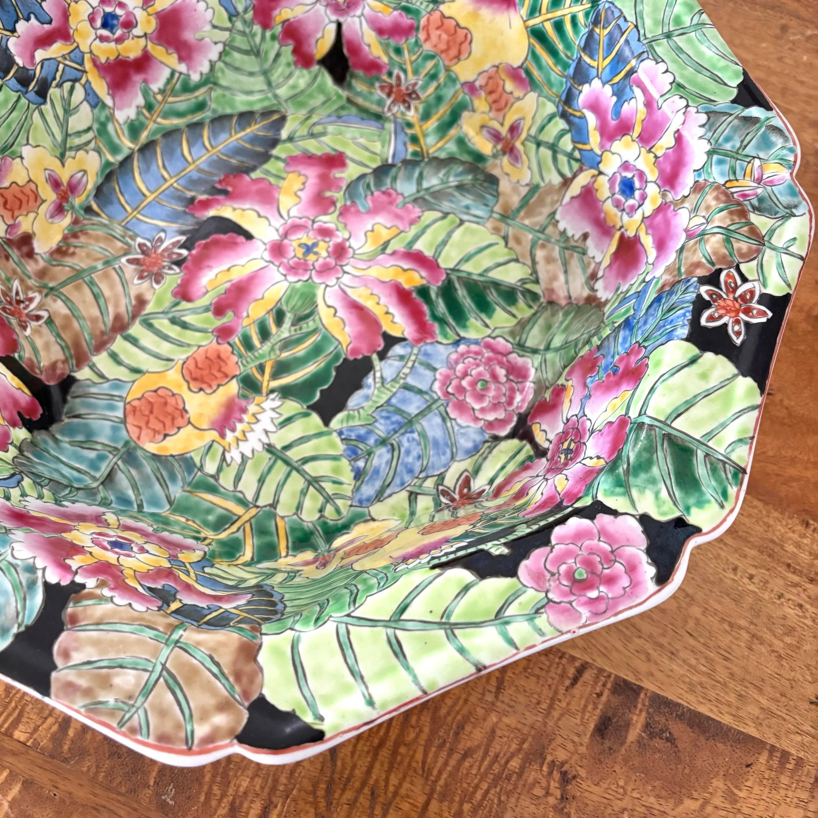 1980s Porcelain Chinese Export Bowl With Vibrant Botanicals - 4
