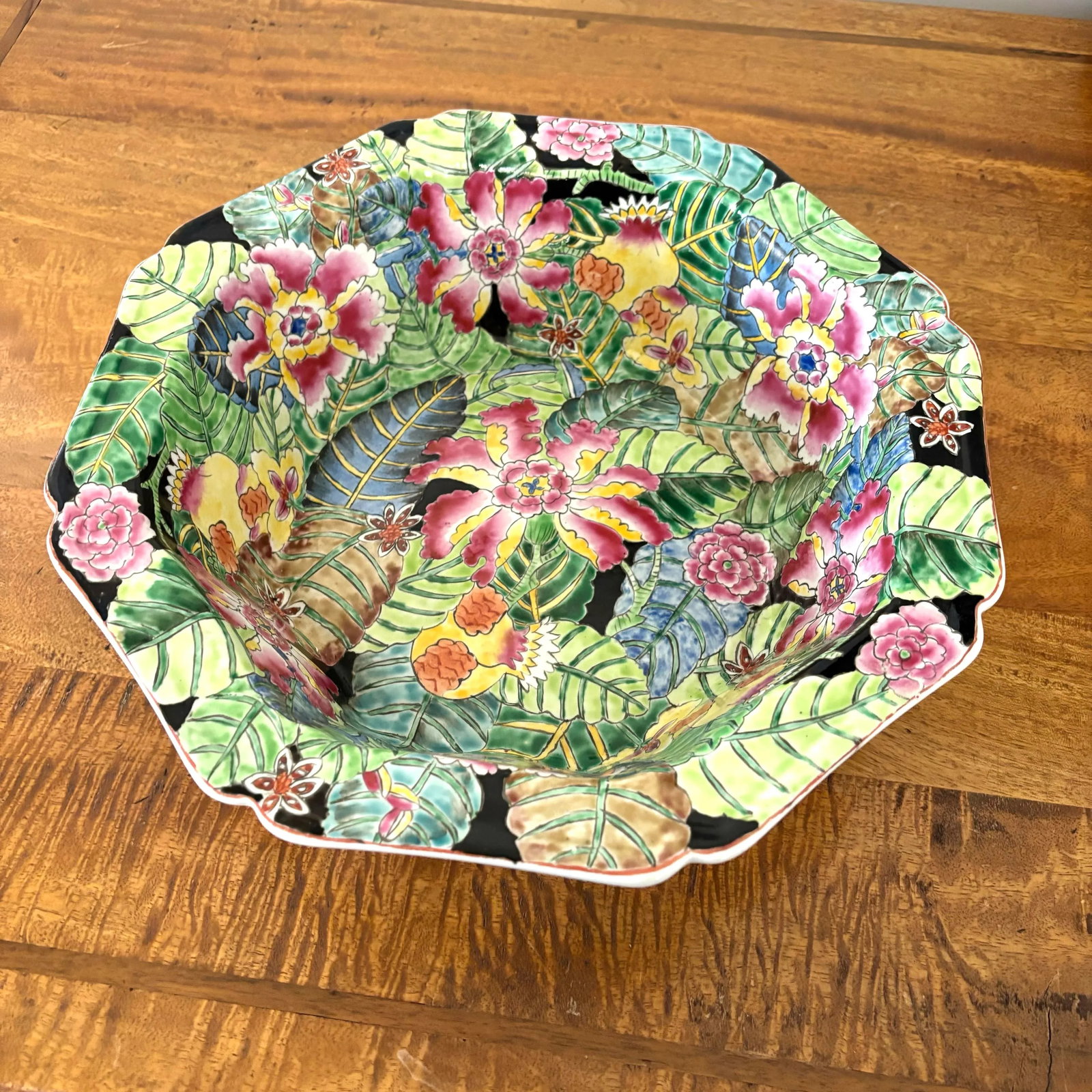 1980s Porcelain Chinese Export Bowl With Vibrant Botanicals - 5