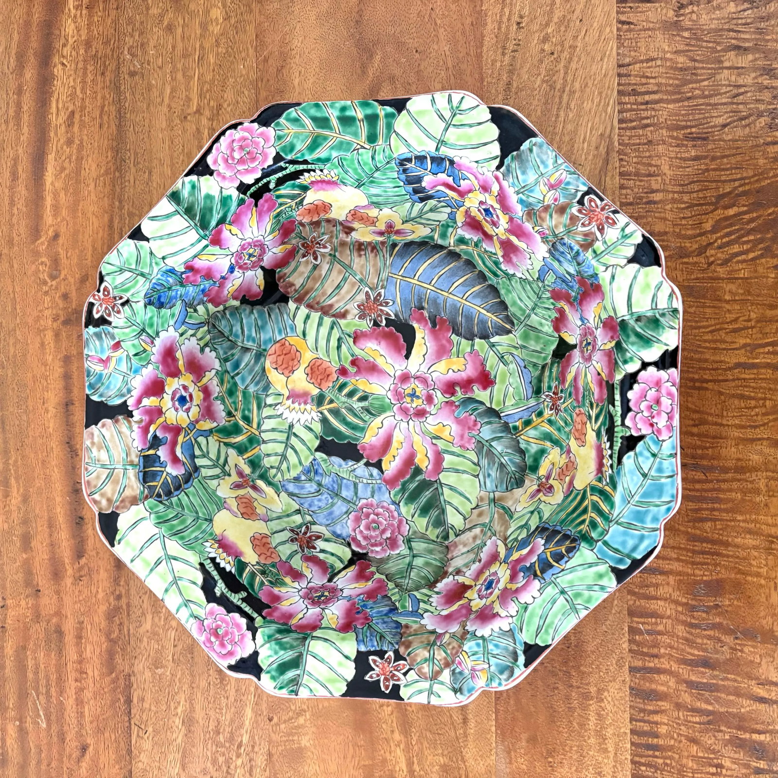 1980s Porcelain Chinese Export Bowl With Vibrant Botanicals - 6