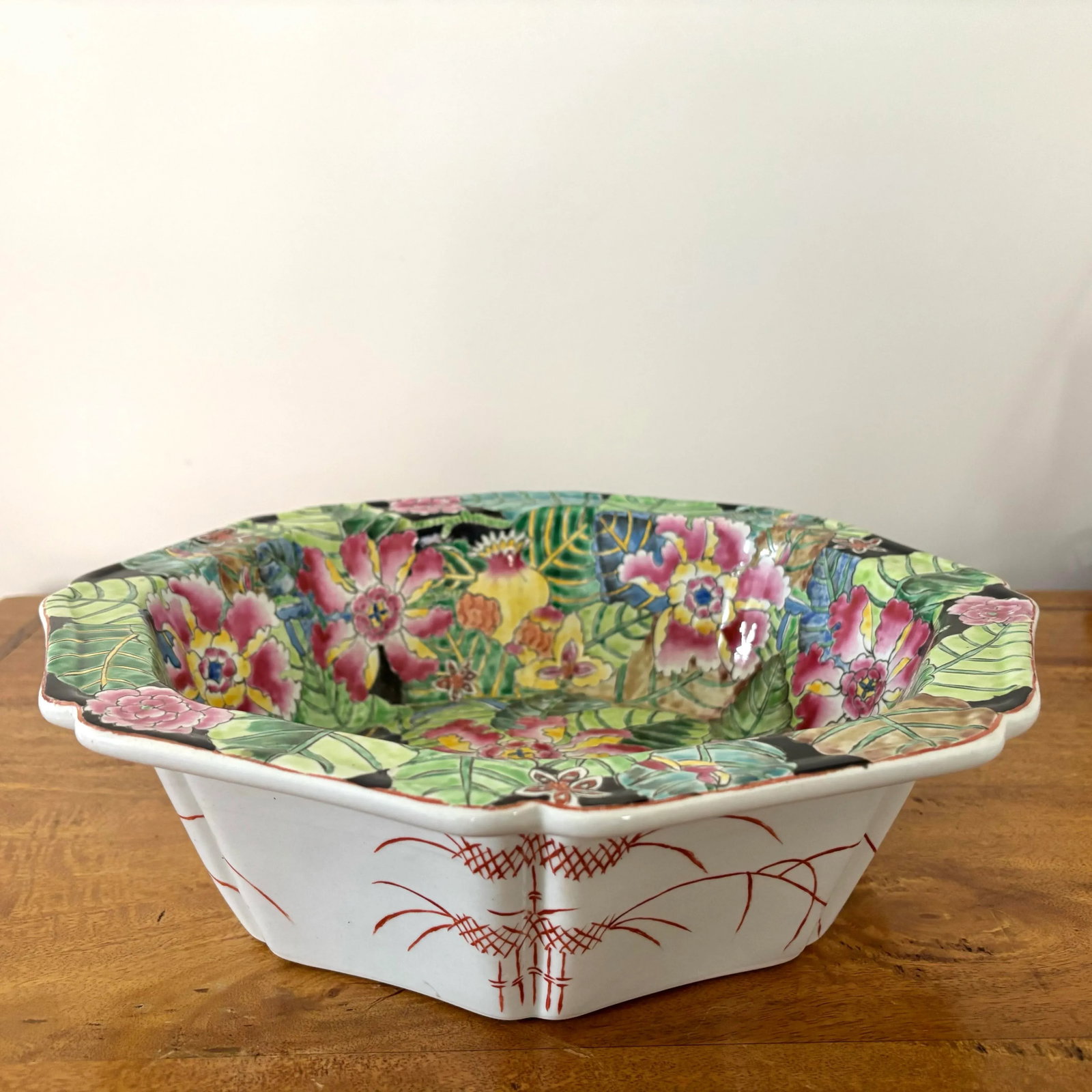 1980s Porcelain Chinese Export Bowl With Vibrant Botanicals - 7