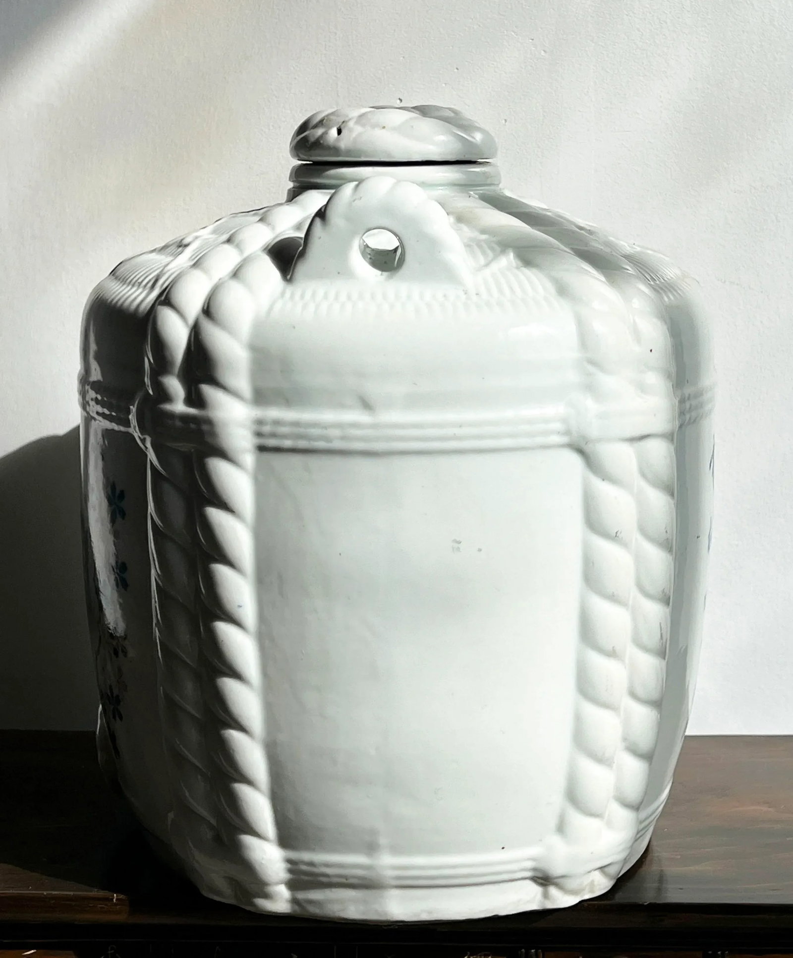 Late 19th Century Antique Japanese Blue and While Porcelain Lidded Barrel Shaped Sake Jug / Cask - 10