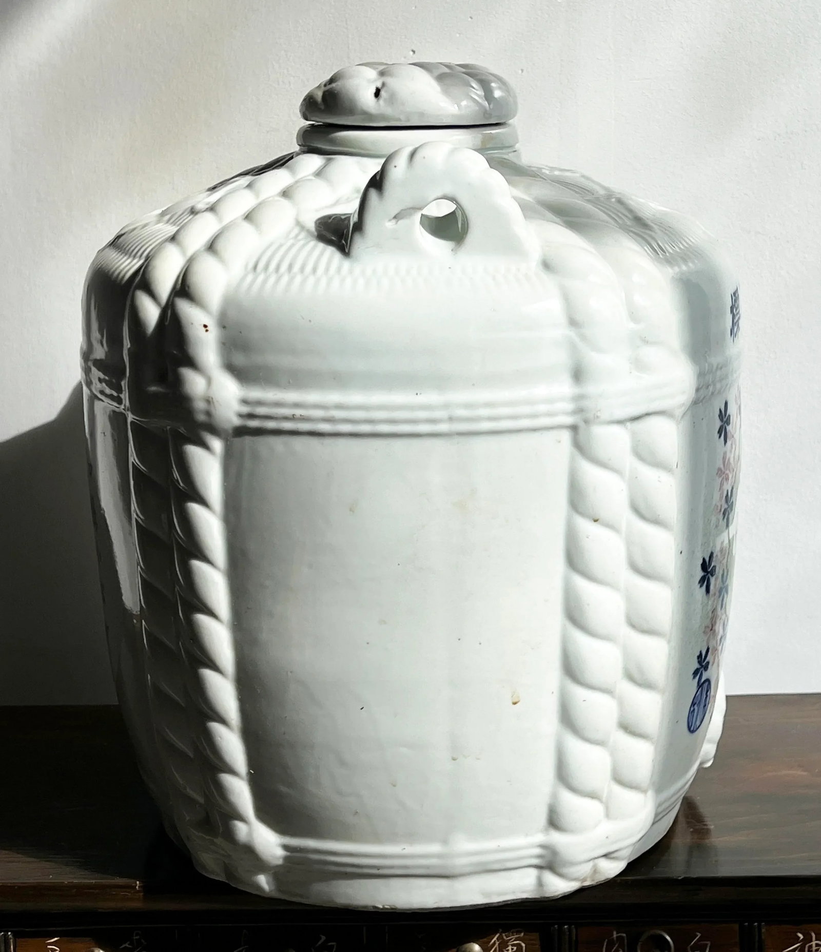 Late 19th Century Antique Japanese Blue and While Porcelain Lidded Barrel Shaped Sake Jug / Cask - 12