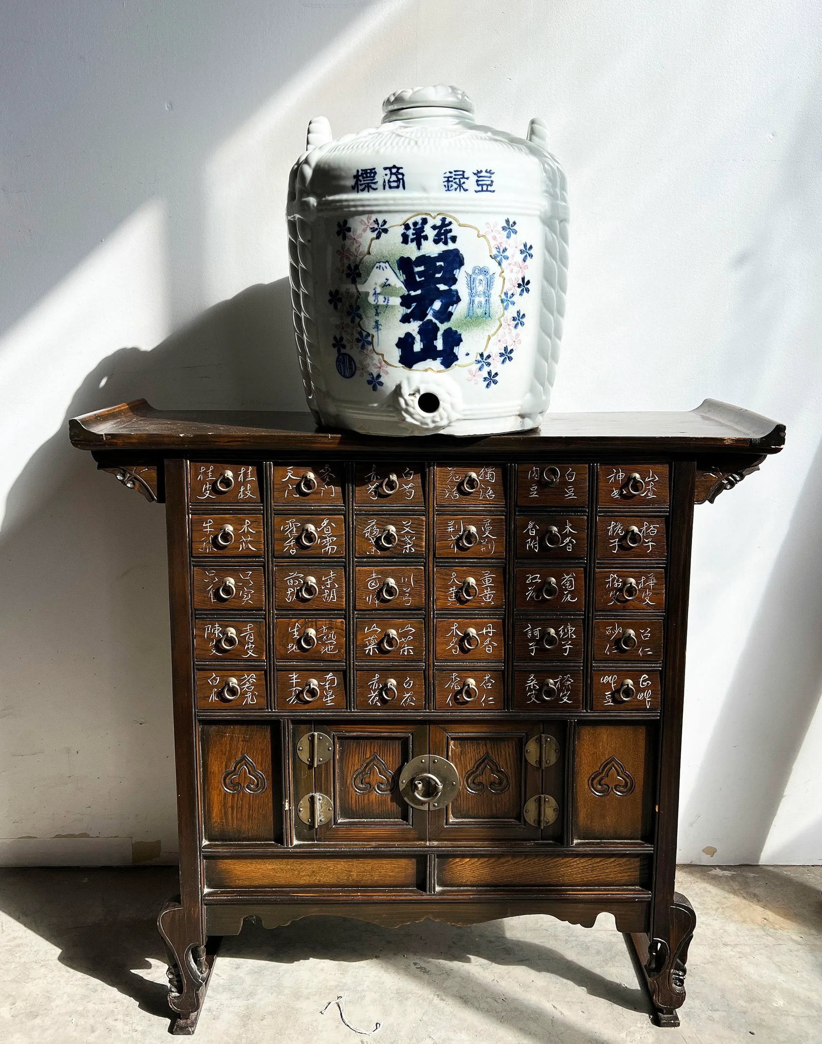 Late 19th Century Antique Japanese Blue and While Porcelain Lidded Barrel Shaped Sake Jug / Cask - 2