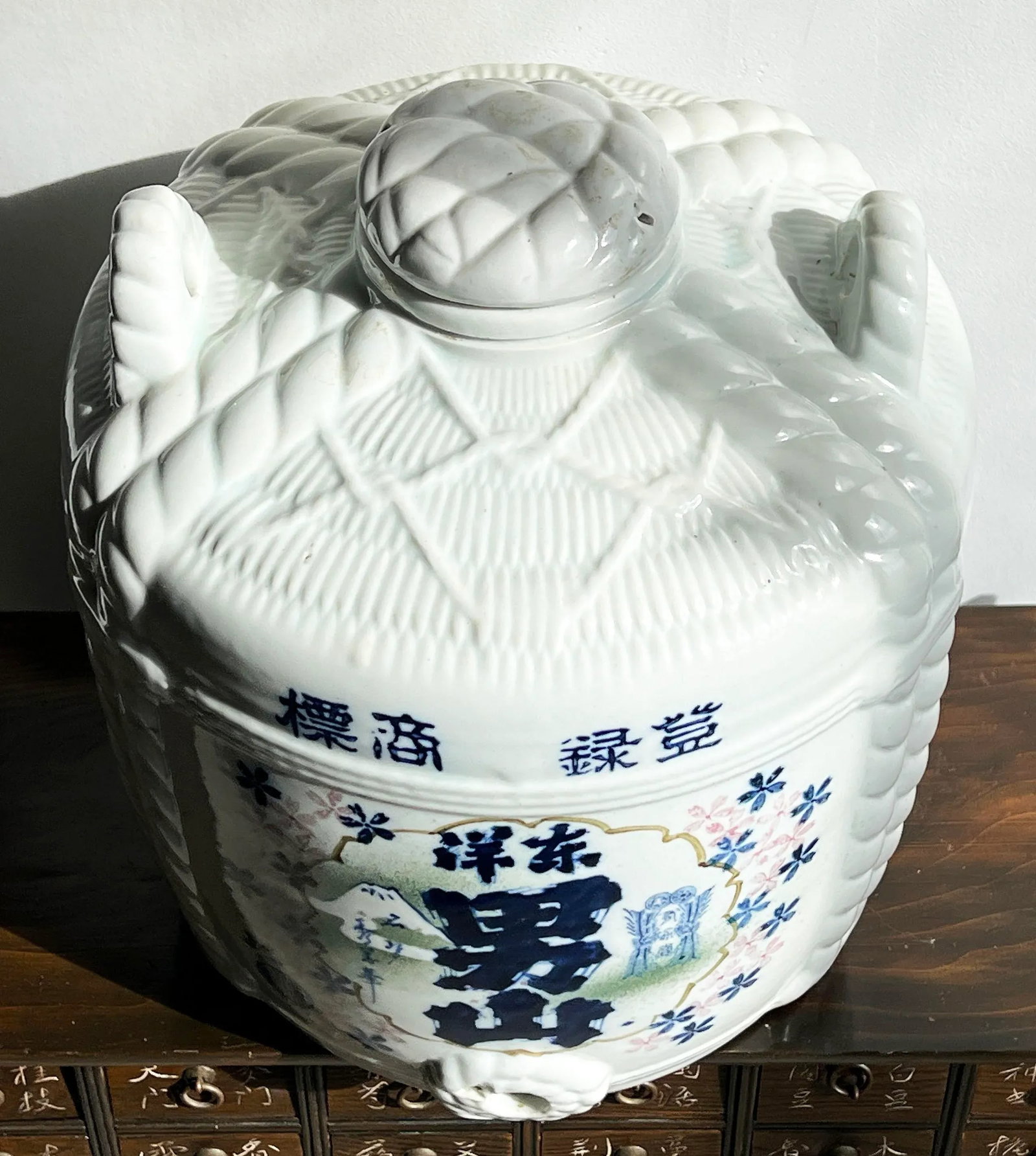 Late 19th Century Antique Japanese Blue and While Porcelain Lidded Barrel Shaped Sake Jug / Cask - 3