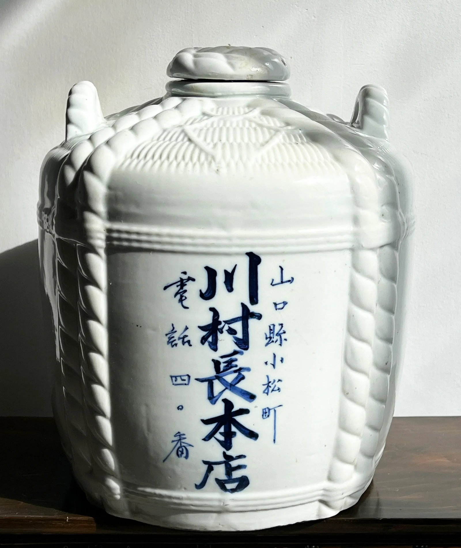 Late 19th Century Antique Japanese Blue and While Porcelain Lidded Barrel Shaped Sake Jug / Cask - 4