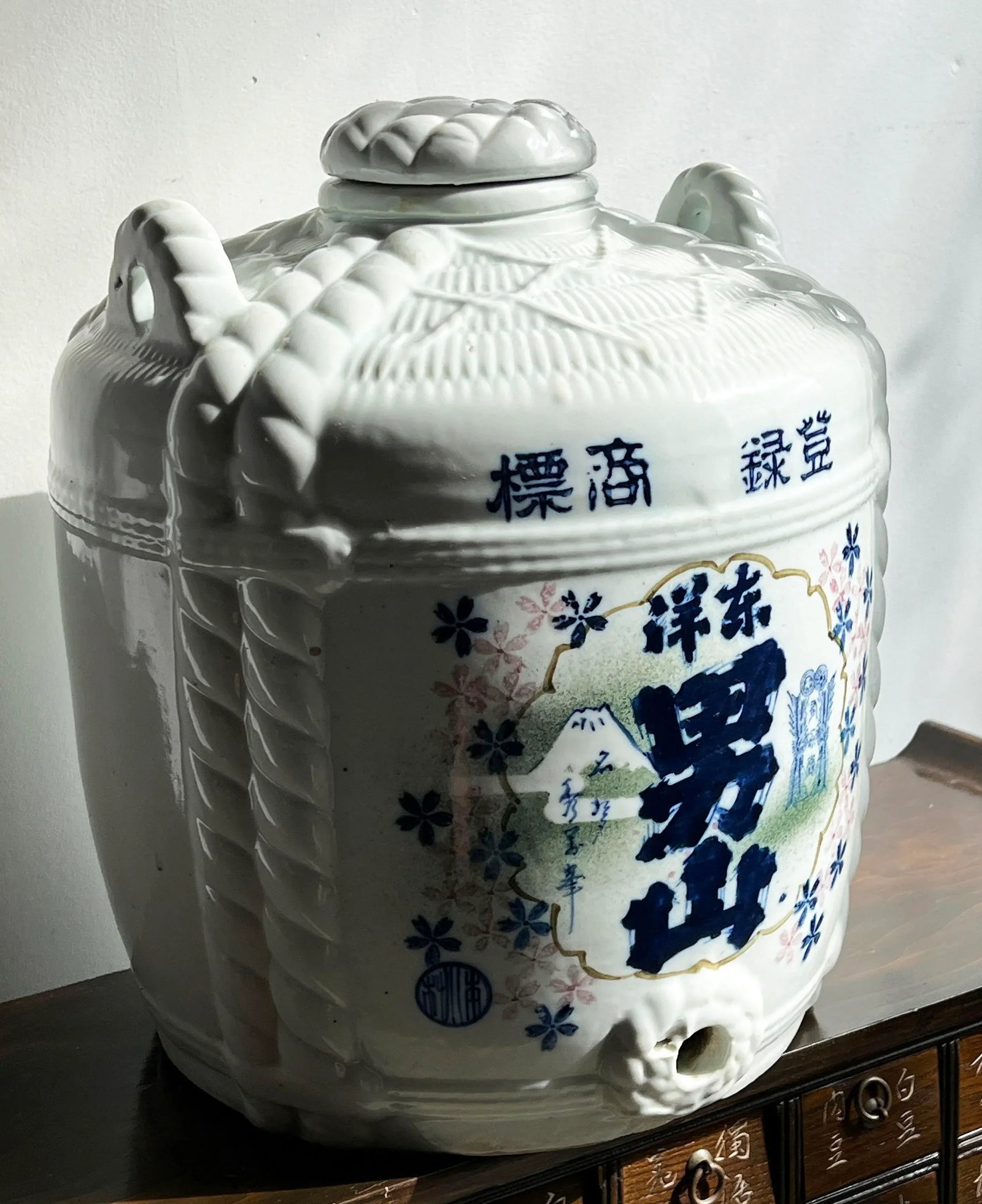 Late 19th Century Antique Japanese Blue and While Porcelain Lidded Barrel Shaped Sake Jug / Cask - 6