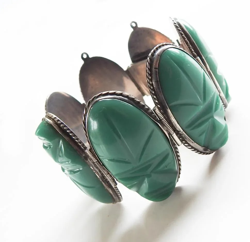 Mid 20th Century Carved Green Onyx and Sterling Silver Mexico Artisan Bracelet - 2