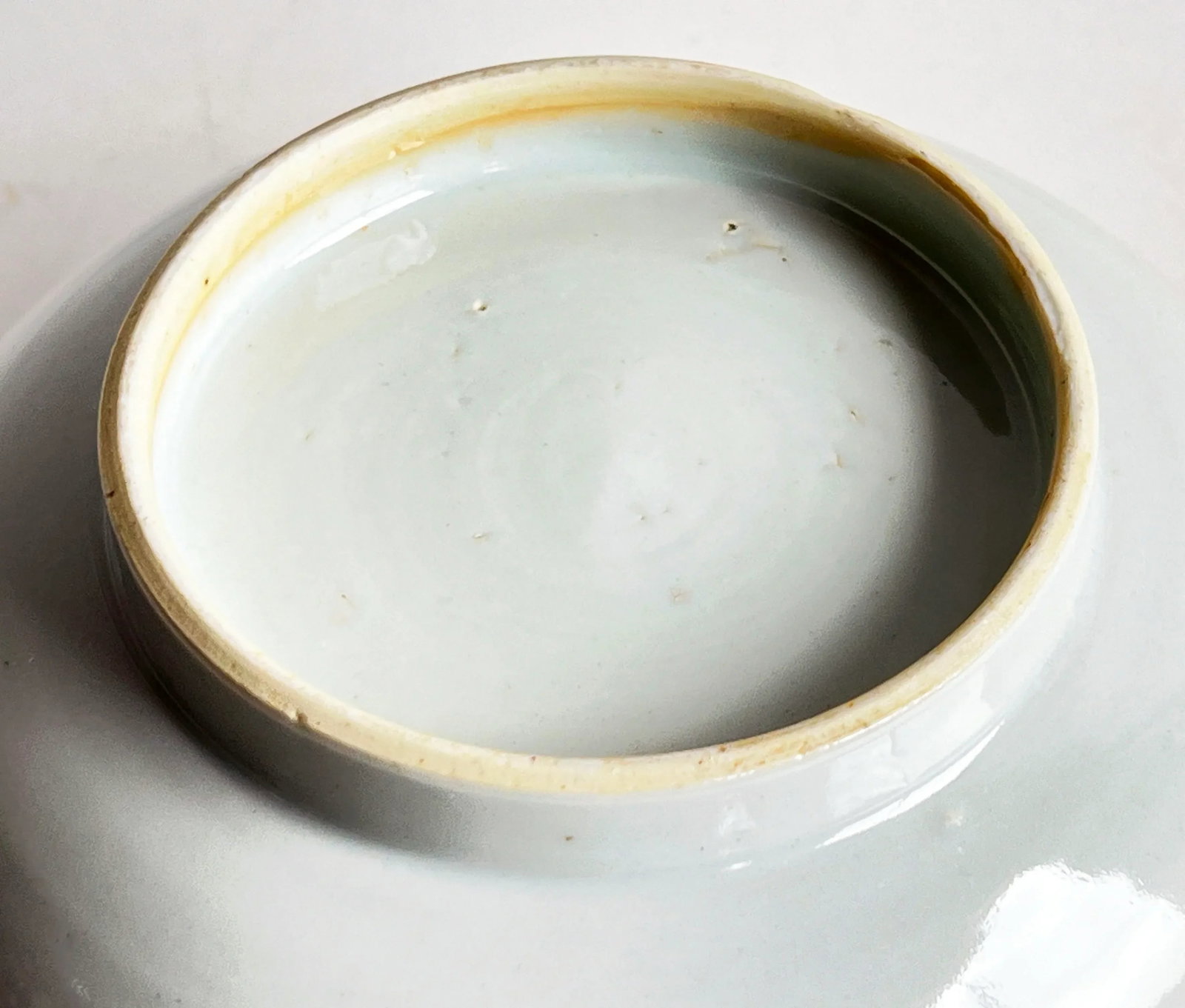 18th Century Qianlong Chinese Export Famille Rose Porcelain Bowl With Floral and Gilt Decoration - 10