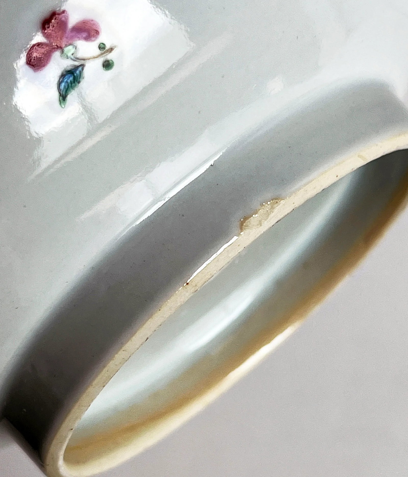 18th Century Qianlong Chinese Export Famille Rose Porcelain Bowl With Floral and Gilt Decoration - 11