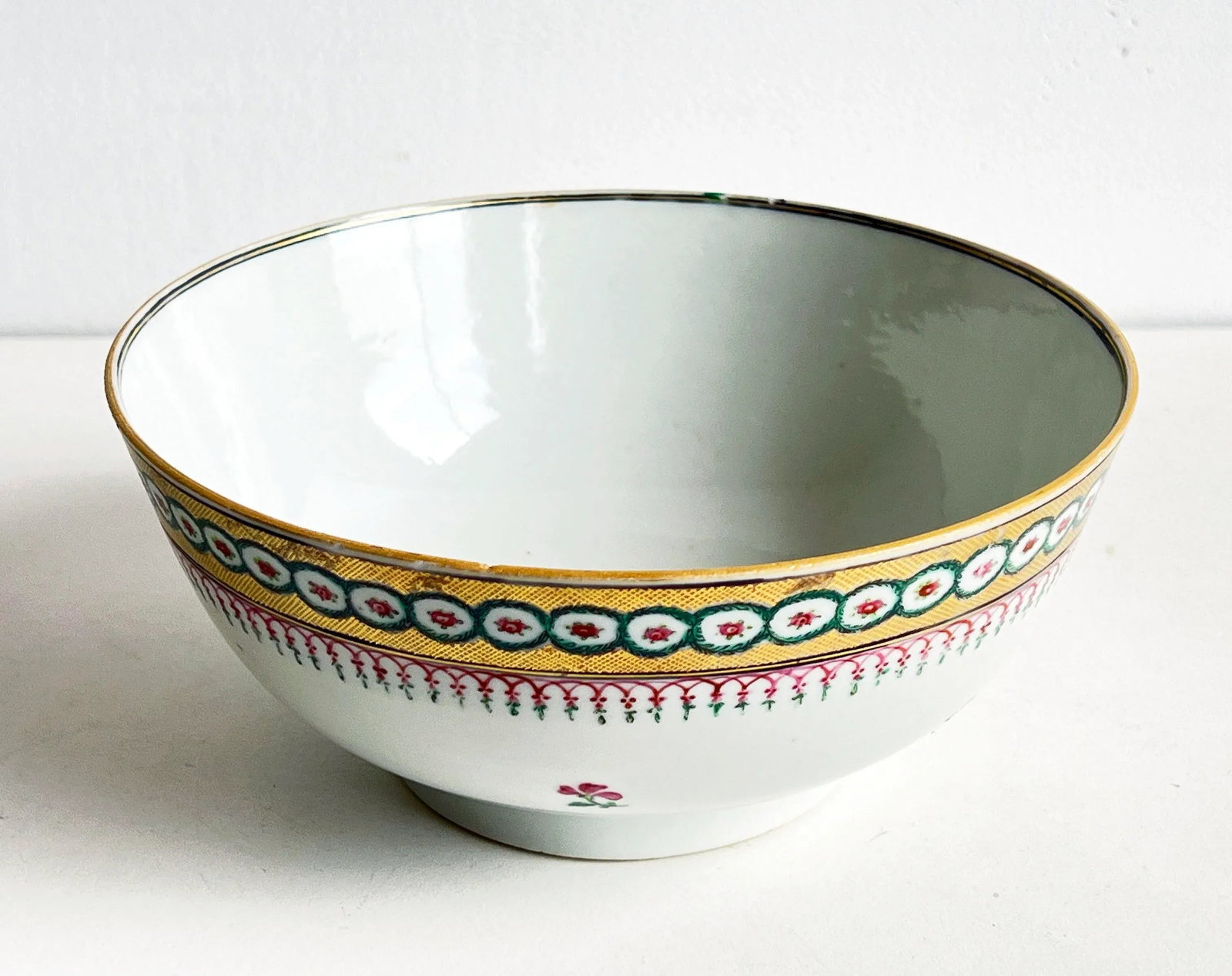 18th Century Qianlong Chinese Export Famille Rose Porcelain Bowl With Floral and Gilt Decoration - 3