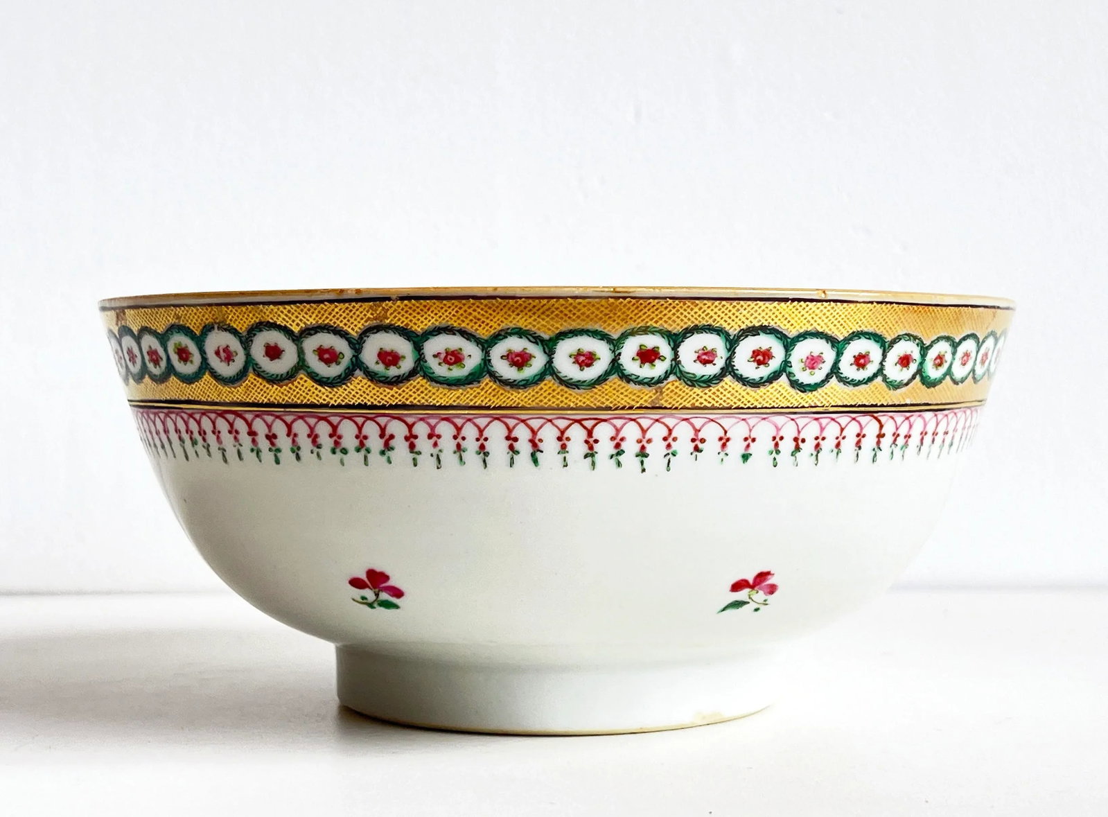 18th Century Qianlong Chinese Export Famille Rose Porcelain Bowl With Floral and Gilt Decoration - 5