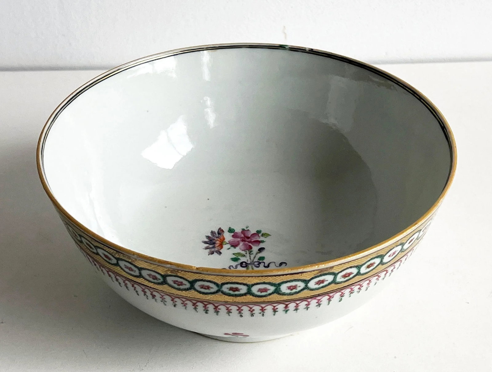 18th Century Qianlong Chinese Export Famille Rose Porcelain Bowl With Floral and Gilt Decoration - 6
