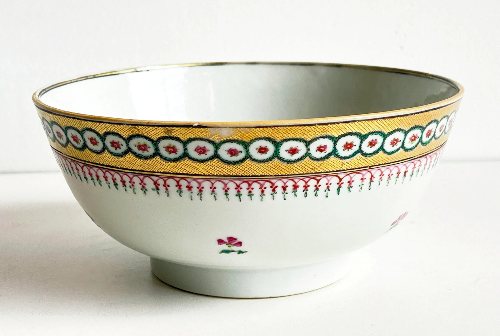 18th Century Qianlong Chinese Export Famille Rose Porcelain Bowl With Floral and Gilt Decoration - 8