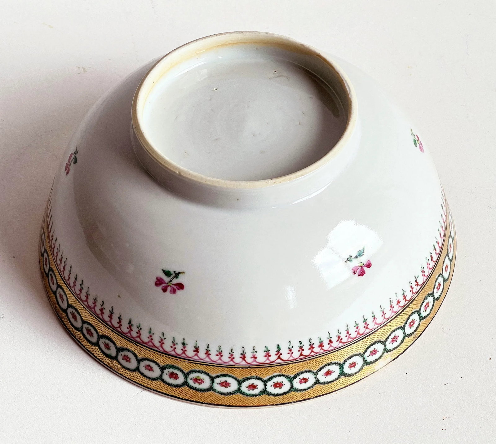 18th Century Qianlong Chinese Export Famille Rose Porcelain Bowl With Floral and Gilt Decoration - 9