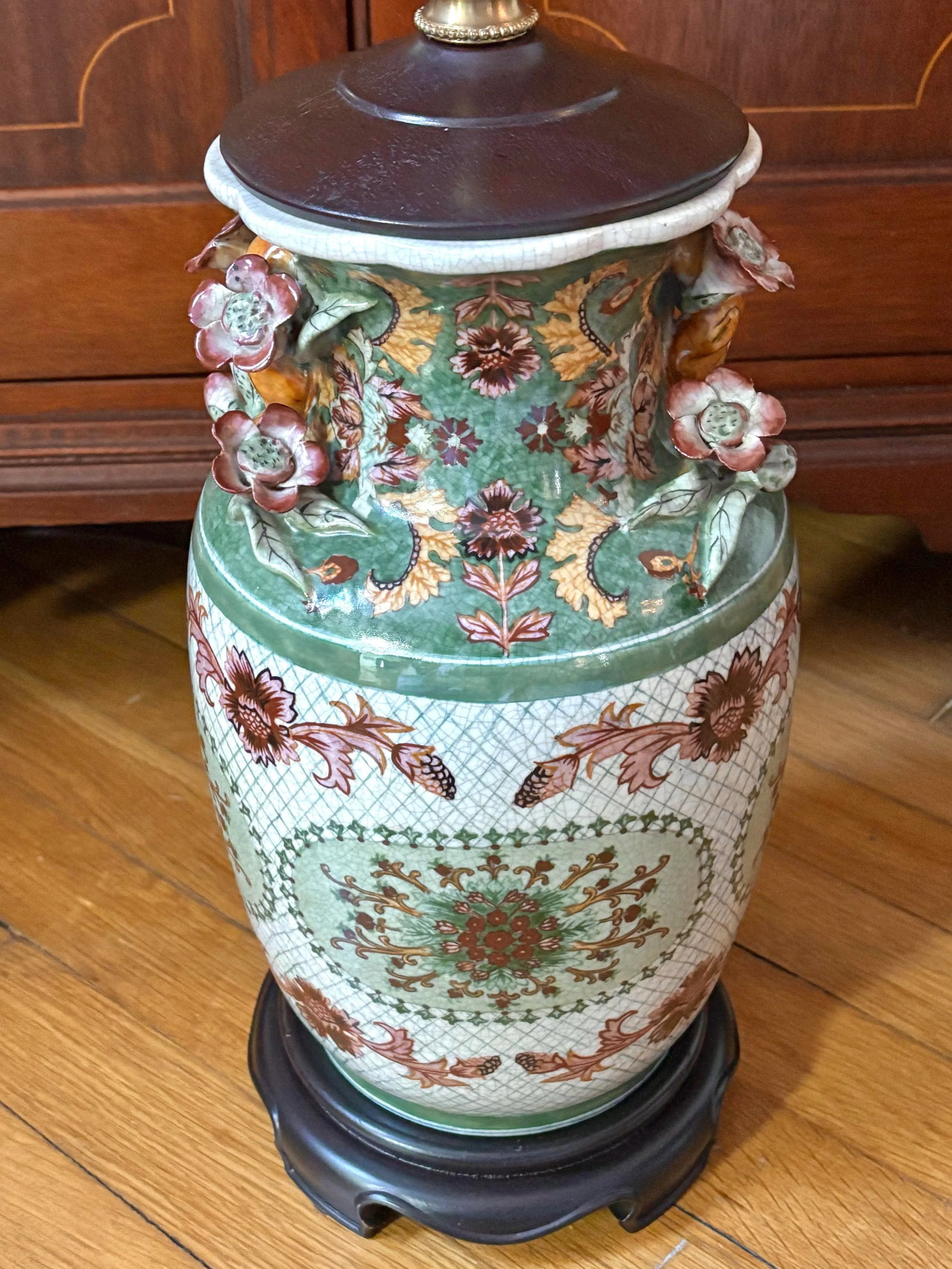 Vintage Mottahedeh Style Hand Painted Chinese Porcelain Table Lamp With Three Dimensional Vines and - 10