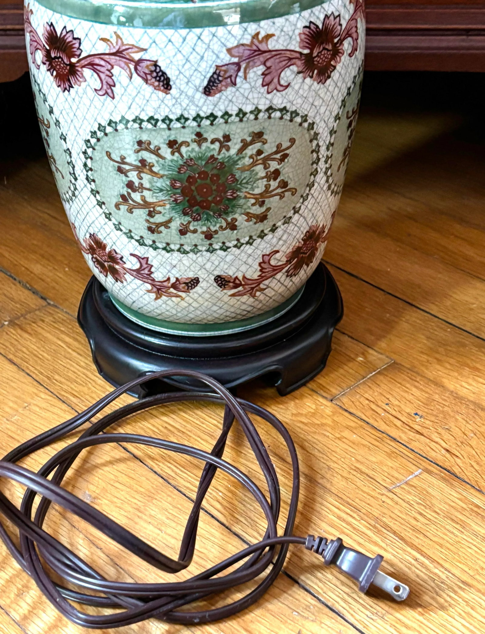 Vintage Mottahedeh Style Hand Painted Chinese Porcelain Table Lamp With Three Dimensional Vines and - 11