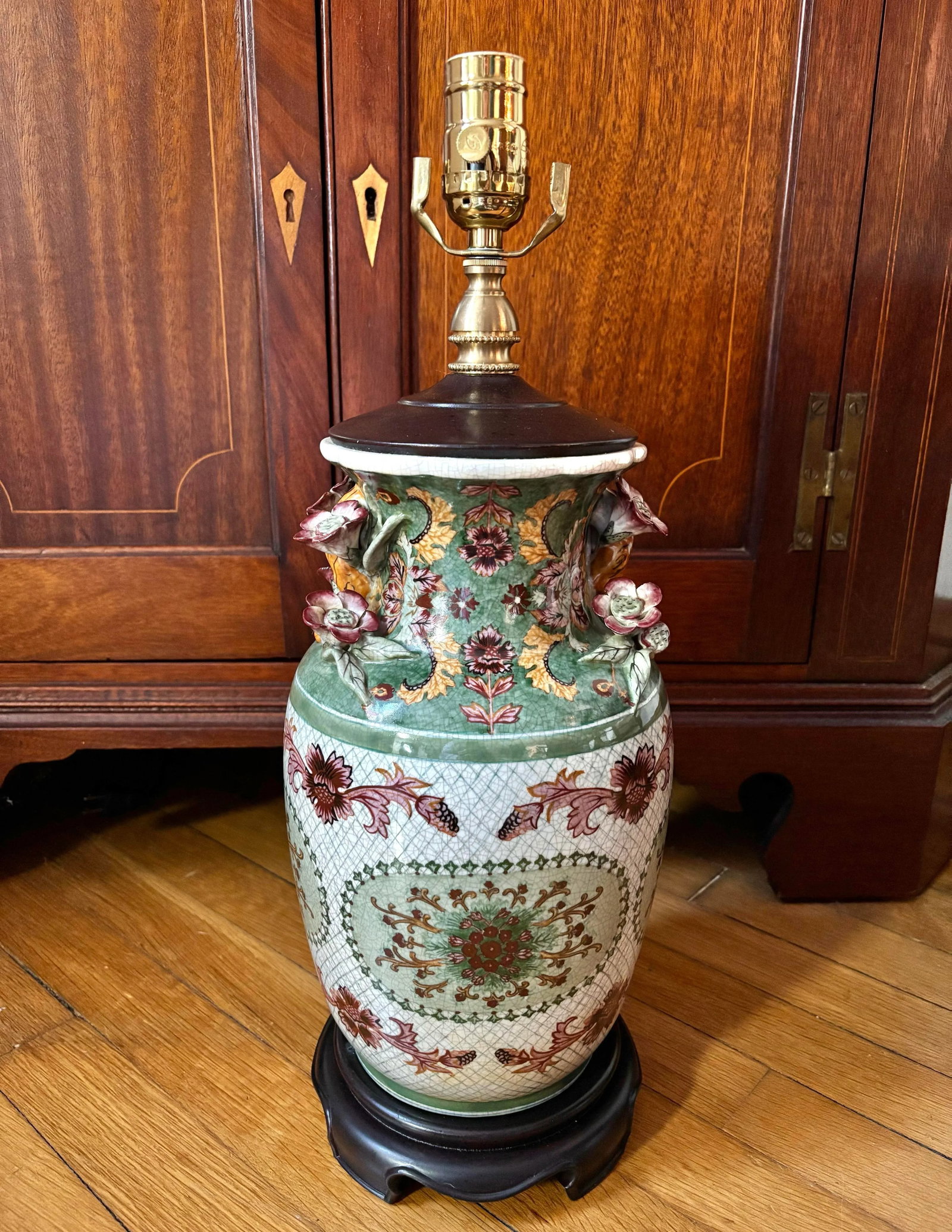 Vintage Mottahedeh Style Hand Painted Chinese Porcelain Table Lamp With Three Dimensional Vines and - 12