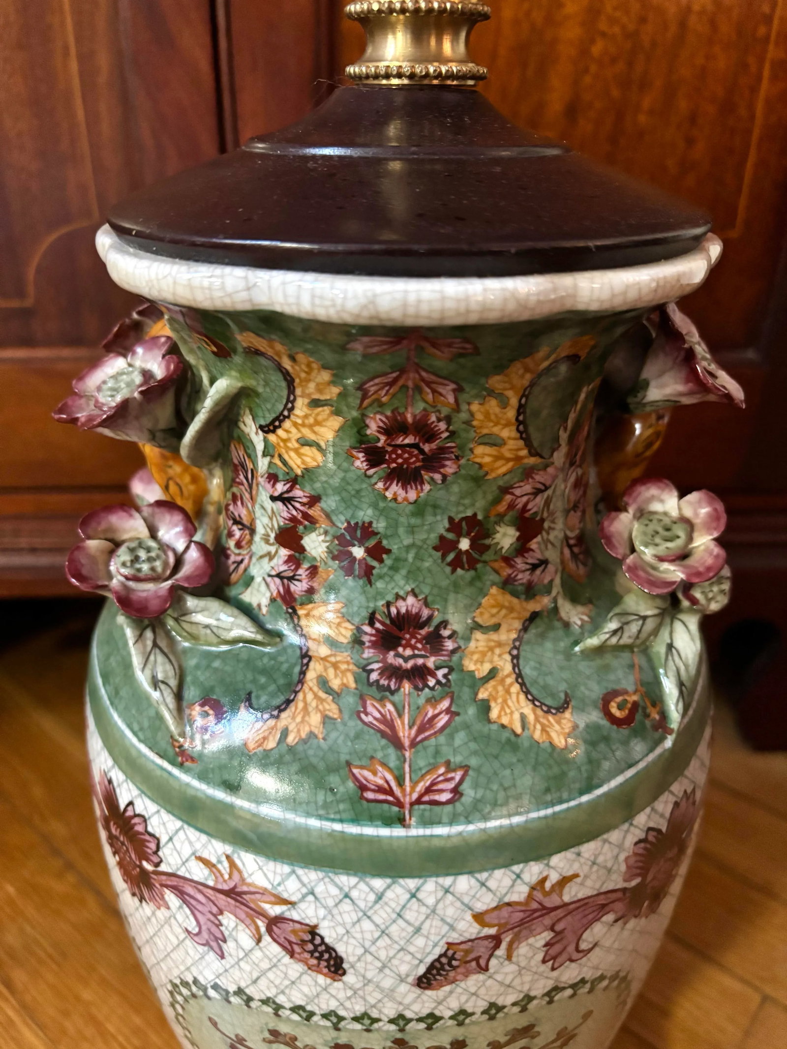 Vintage Mottahedeh Style Hand Painted Chinese Porcelain Table Lamp With Three Dimensional Vines and - 3