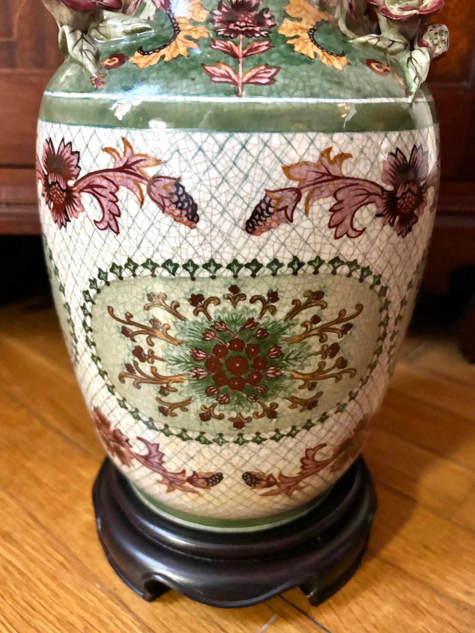 Vintage Mottahedeh Style Hand Painted Chinese Porcelain Table Lamp With Three Dimensional Vines and - 4