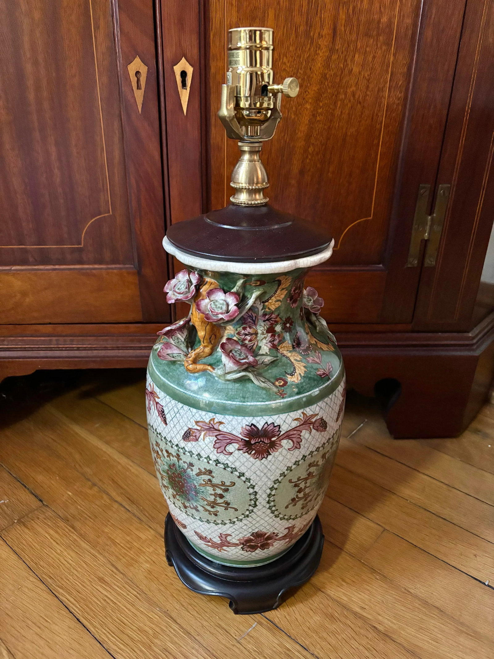 Vintage Mottahedeh Style Hand Painted Chinese Porcelain Table Lamp With Three Dimensional Vines and - 5