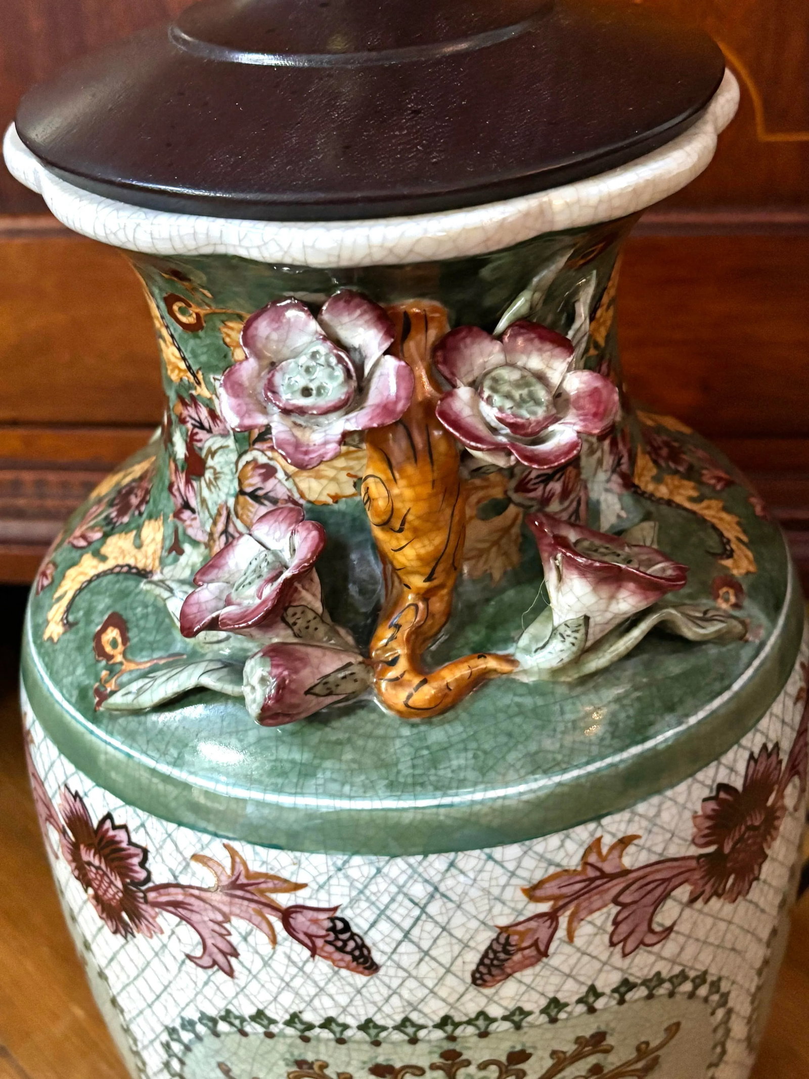Vintage Mottahedeh Style Hand Painted Chinese Porcelain Table Lamp With Three Dimensional Vines and - 6