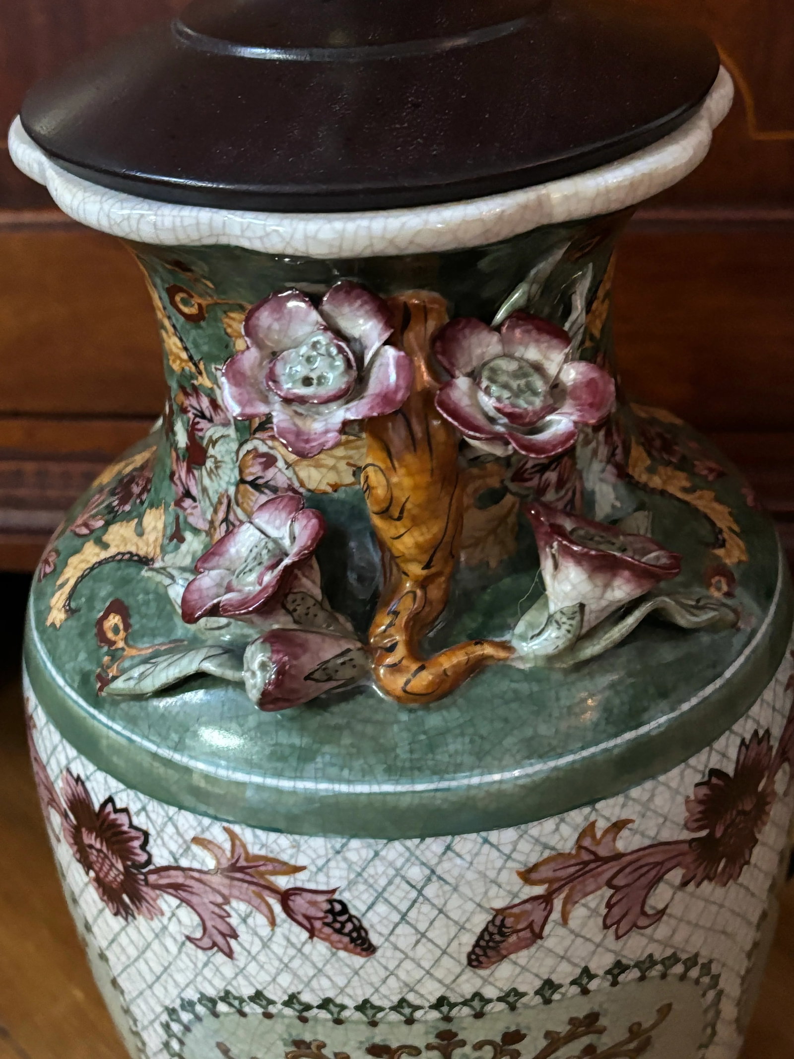Vintage Mottahedeh Style Hand Painted Chinese Porcelain Table Lamp With Three Dimensional Vines and - 7