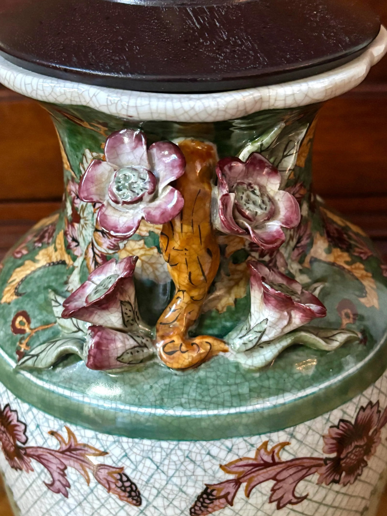 Vintage Mottahedeh Style Hand Painted Chinese Porcelain Table Lamp With Three Dimensional Vines and - 8