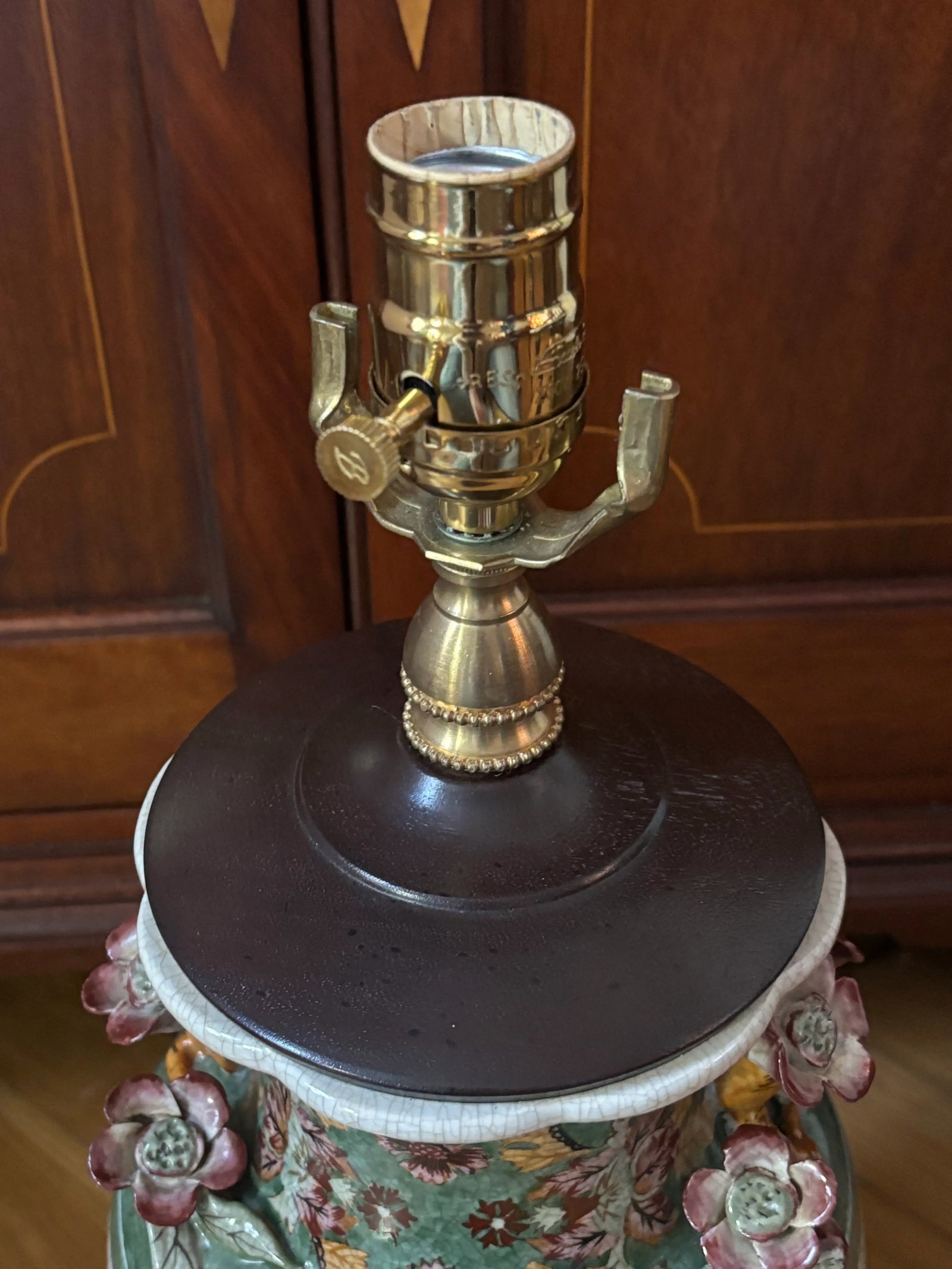 Vintage Mottahedeh Style Hand Painted Chinese Porcelain Table Lamp With Three Dimensional Vines and - 9