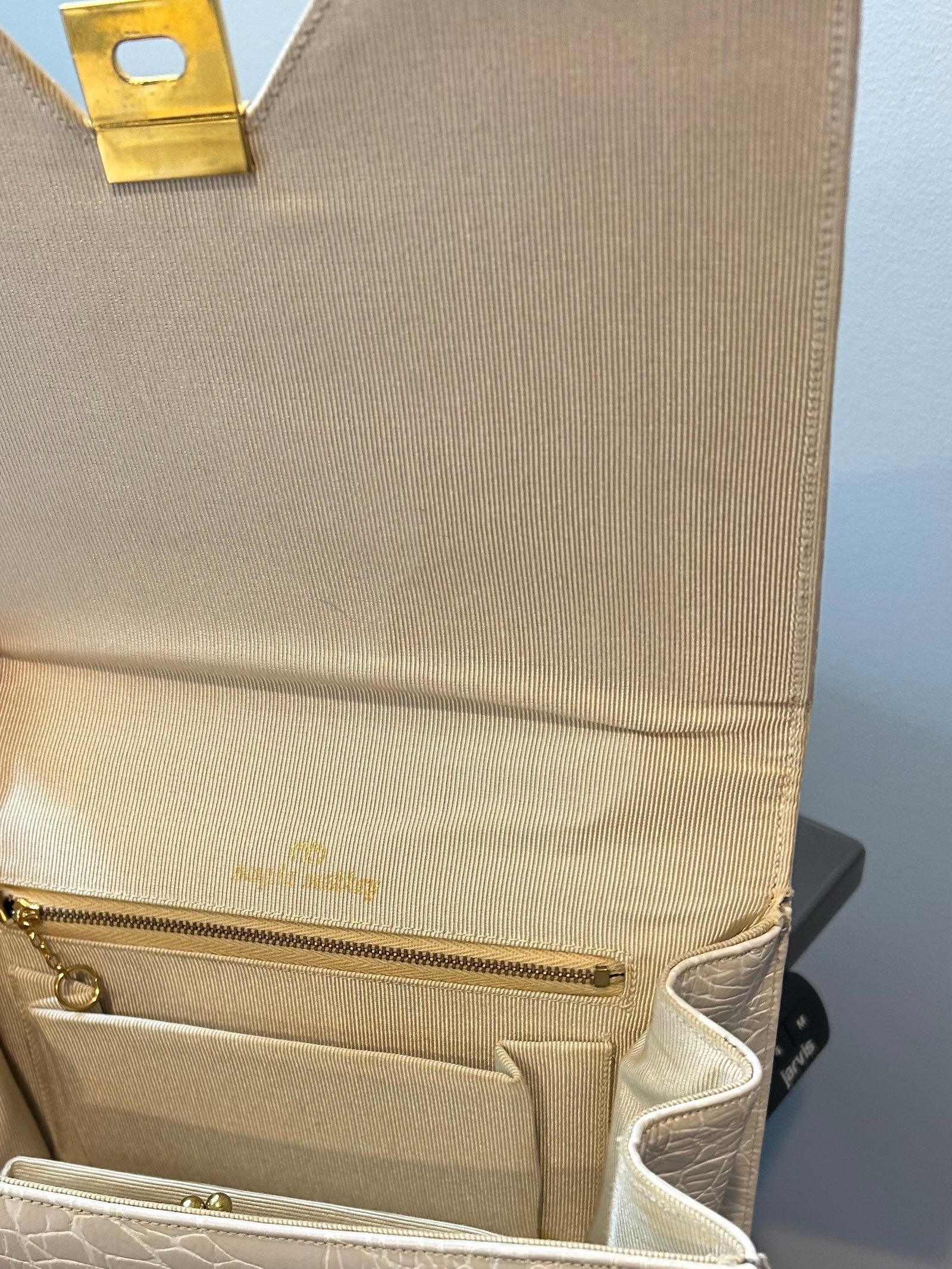 Magda Makkay Vintage White/Ivory Croc-Embossed Leather Handbag – Gold-Tone Clasp, Original - 8