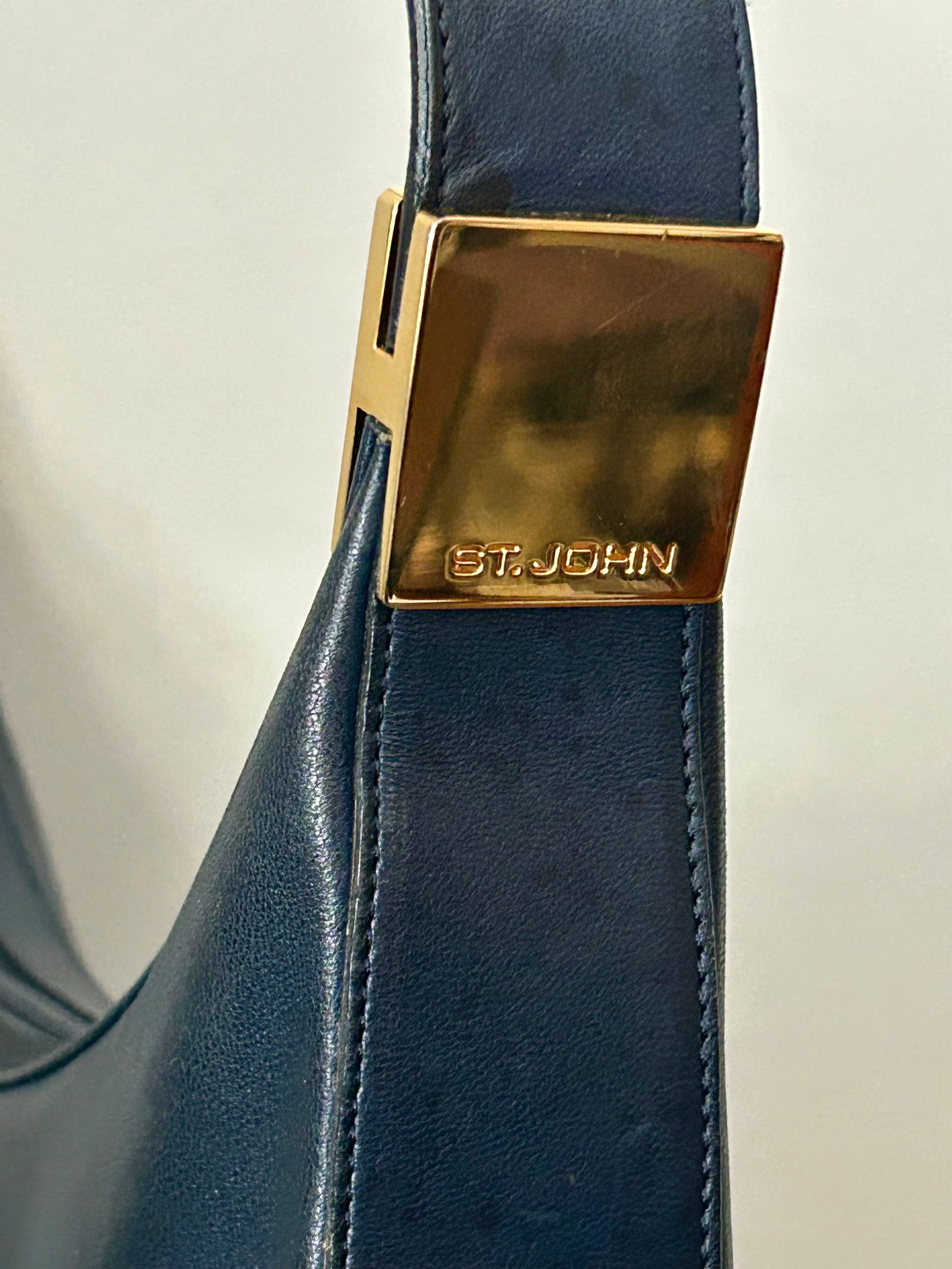 Late 20th Century St. John Dark Navy Leather Shoulder Bag – Genuine Leather, Gold-Tone - 9