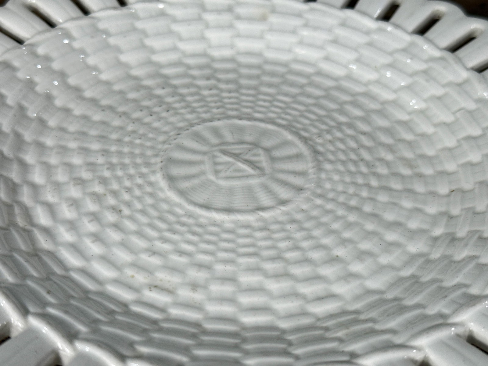Antique Wedgwood Creamware Queensware Pierced Basketweave Plate With Scalloped Rim - 2