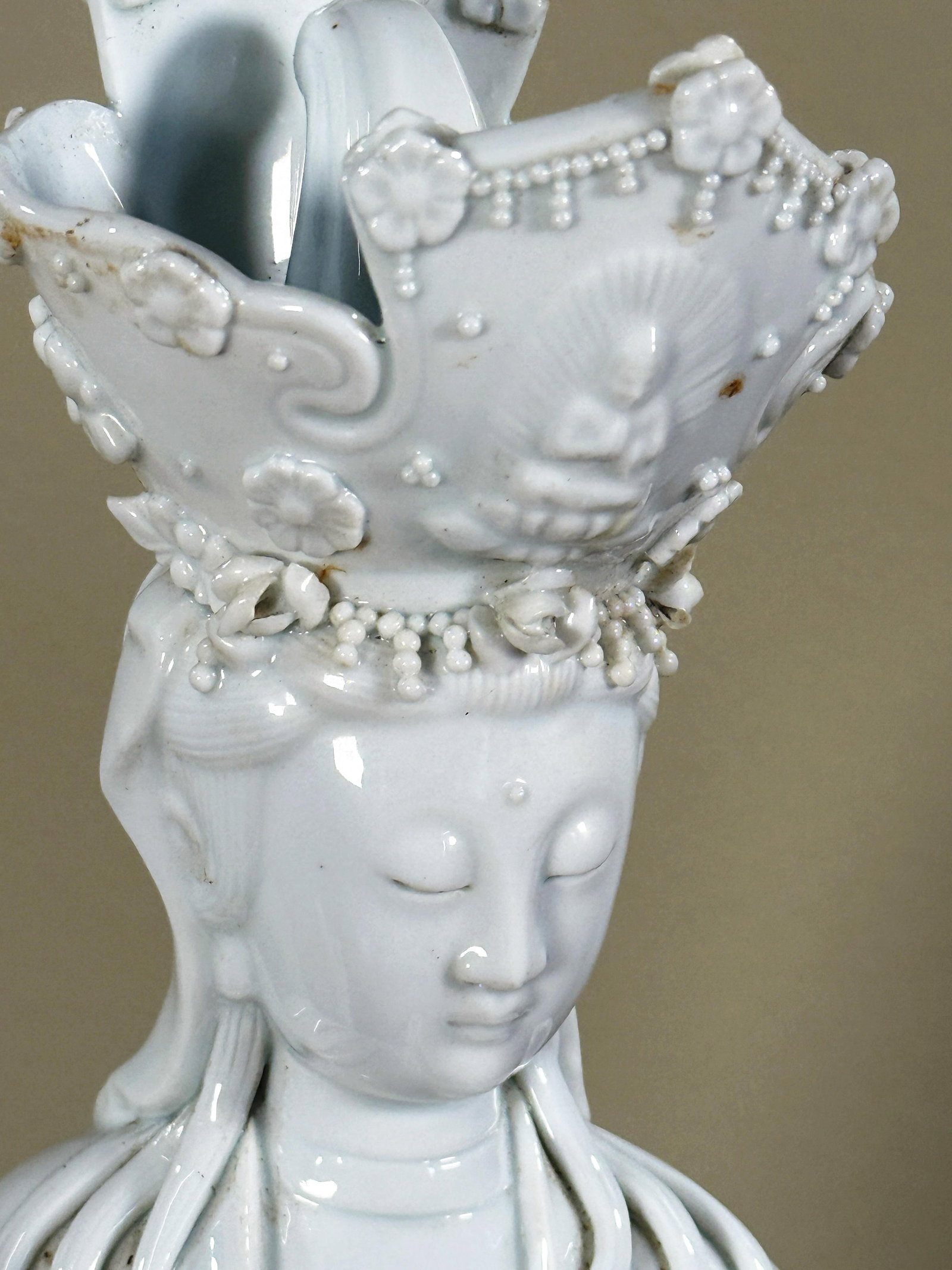 Vintage Chinese Blanc De Chine Guanyin Porcelain Deity Statue on Lotus Pedestal - 10
