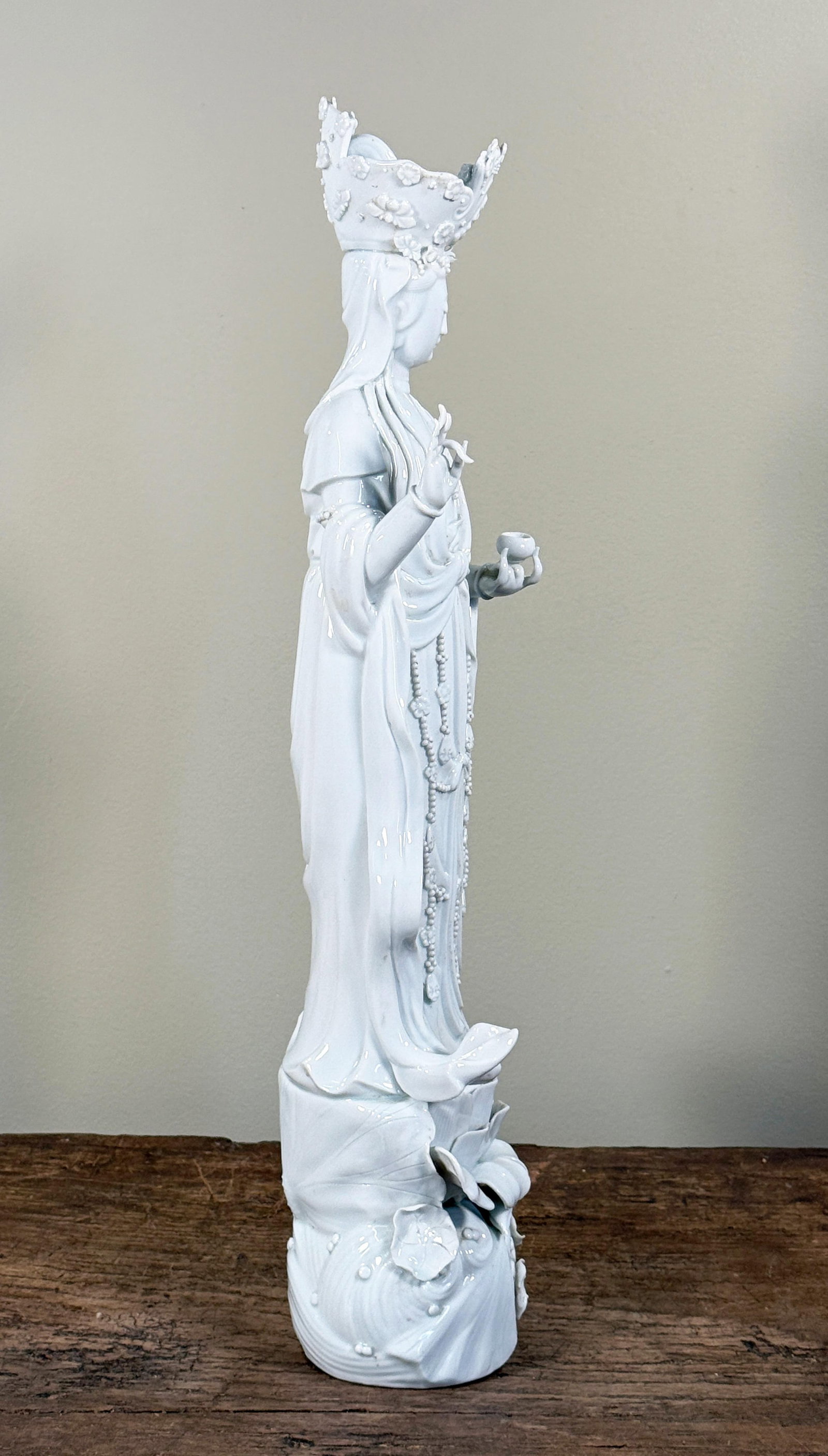 Vintage Chinese Blanc De Chine Guanyin Porcelain Deity Statue on Lotus Pedestal - 8