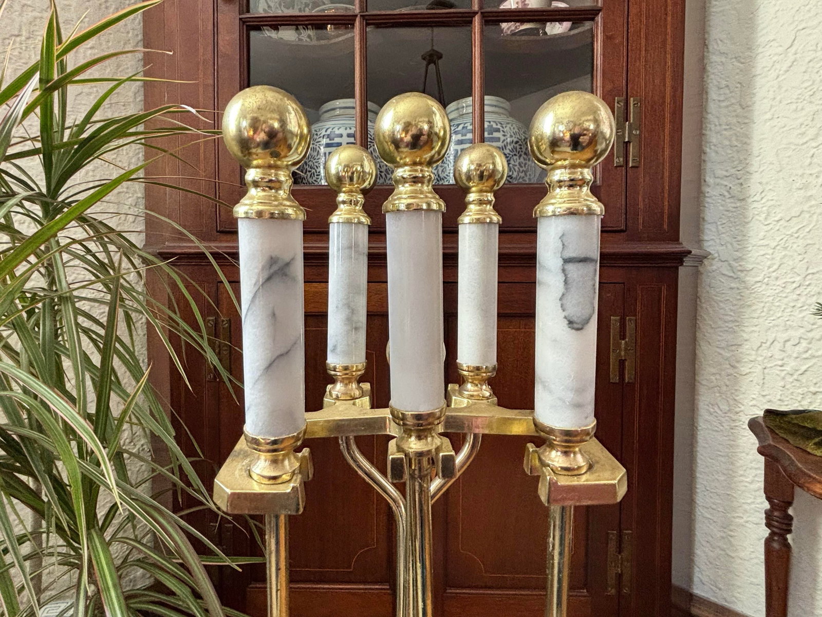 1980s Italian White Marble and Brass Fireplace Tools on Stand, Set of 5 - 2