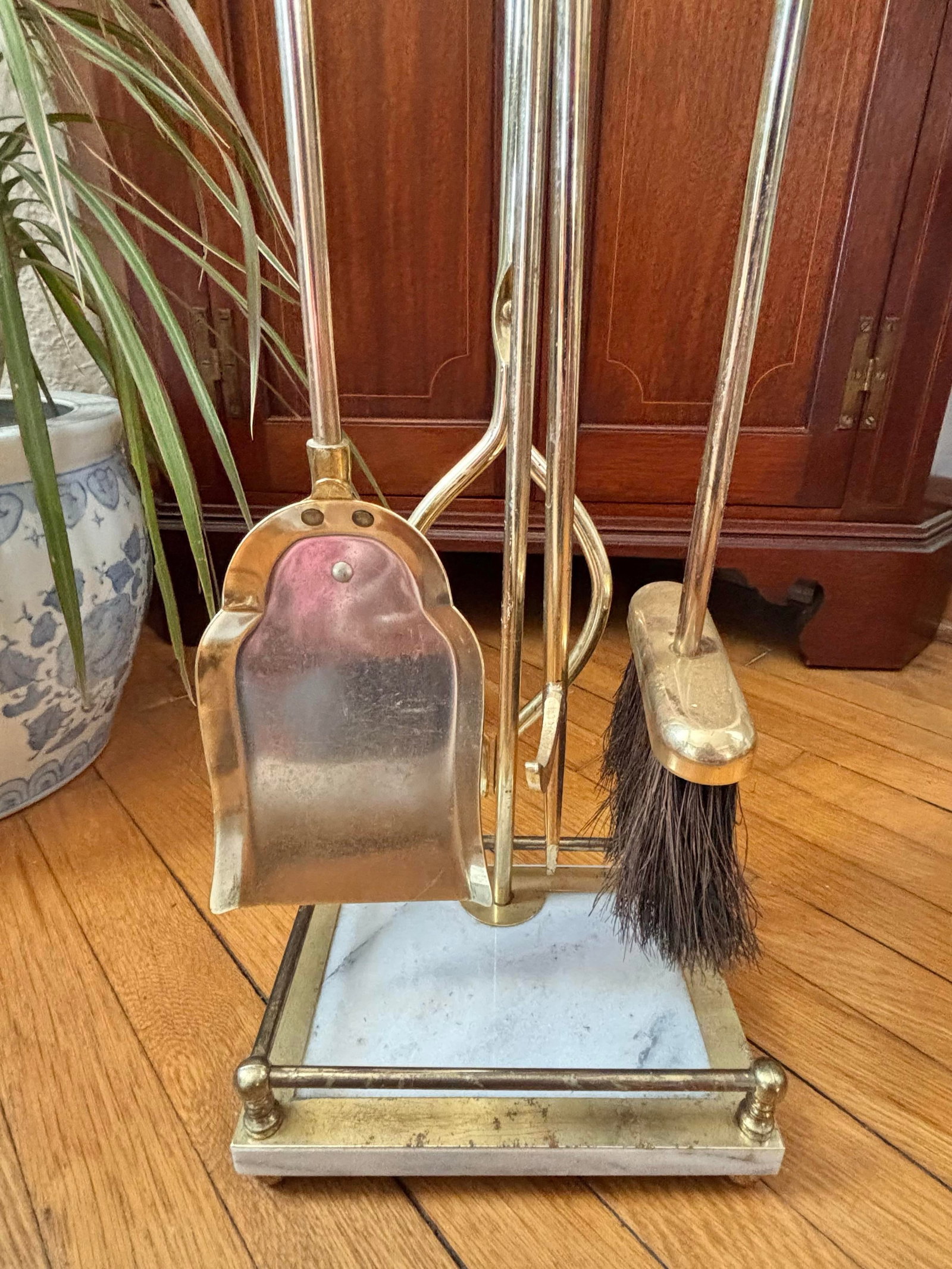 1980s Italian White Marble and Brass Fireplace Tools on Stand, Set of 5 - 3