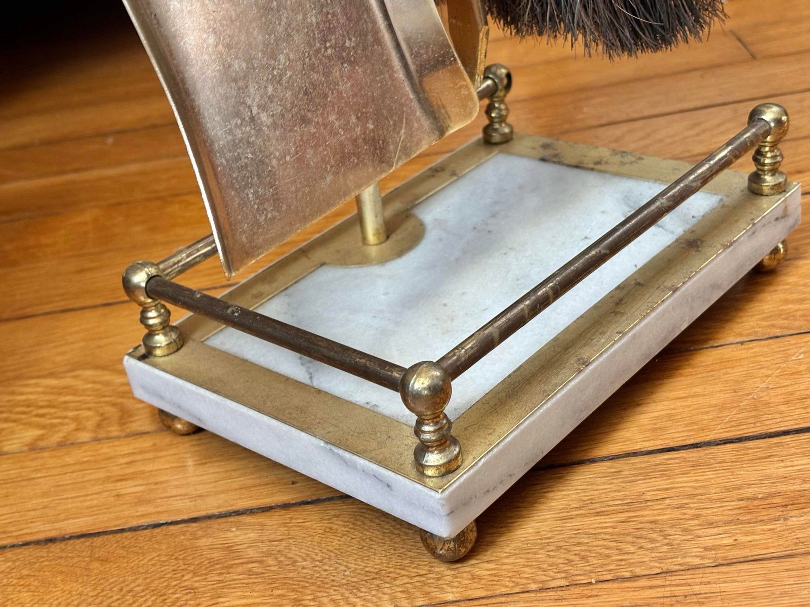 1980s Italian White Marble and Brass Fireplace Tools on Stand, Set of 5 - 4