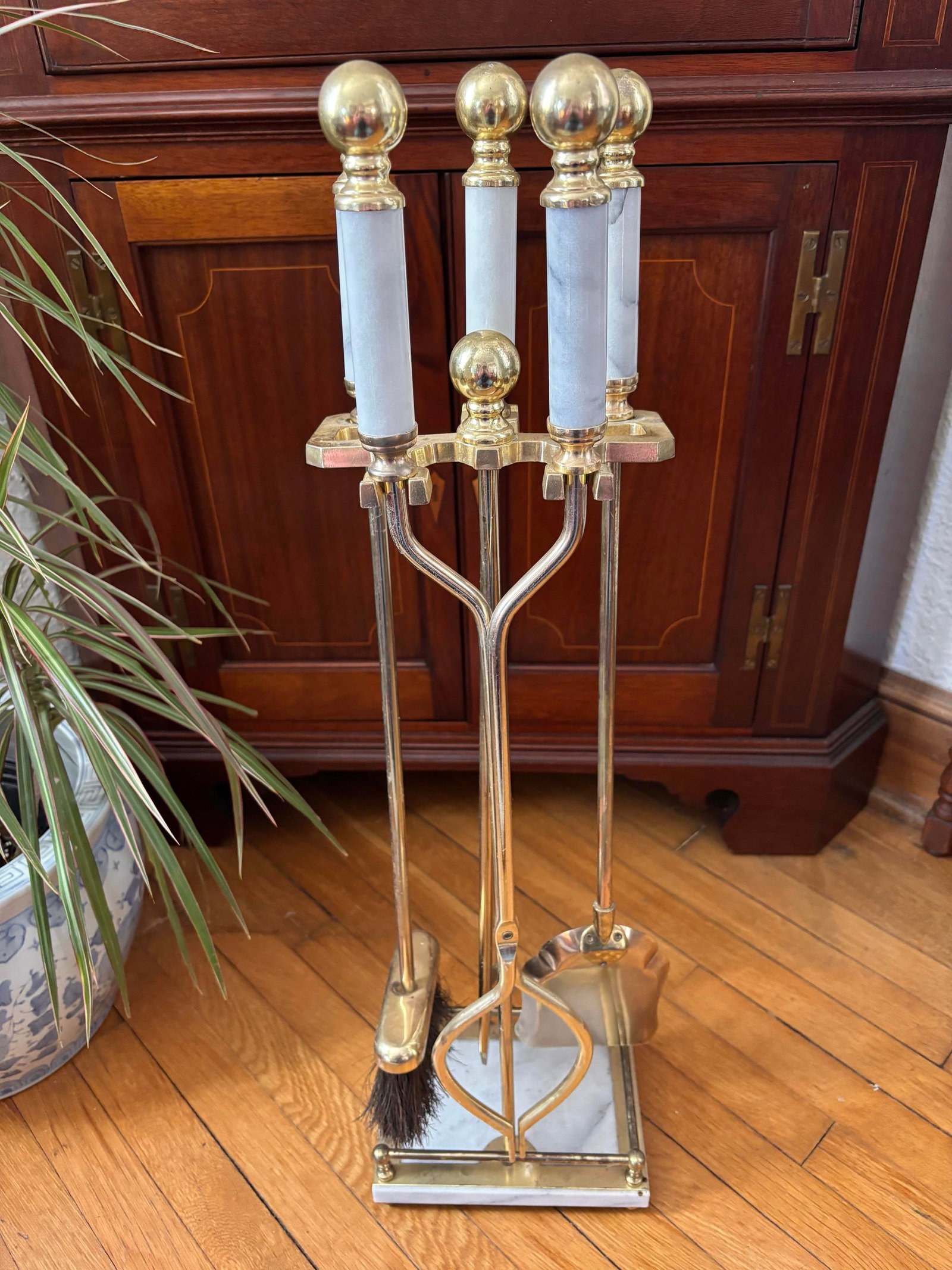 1980s Italian White Marble and Brass Fireplace Tools on Stand, Set of 5 - 6