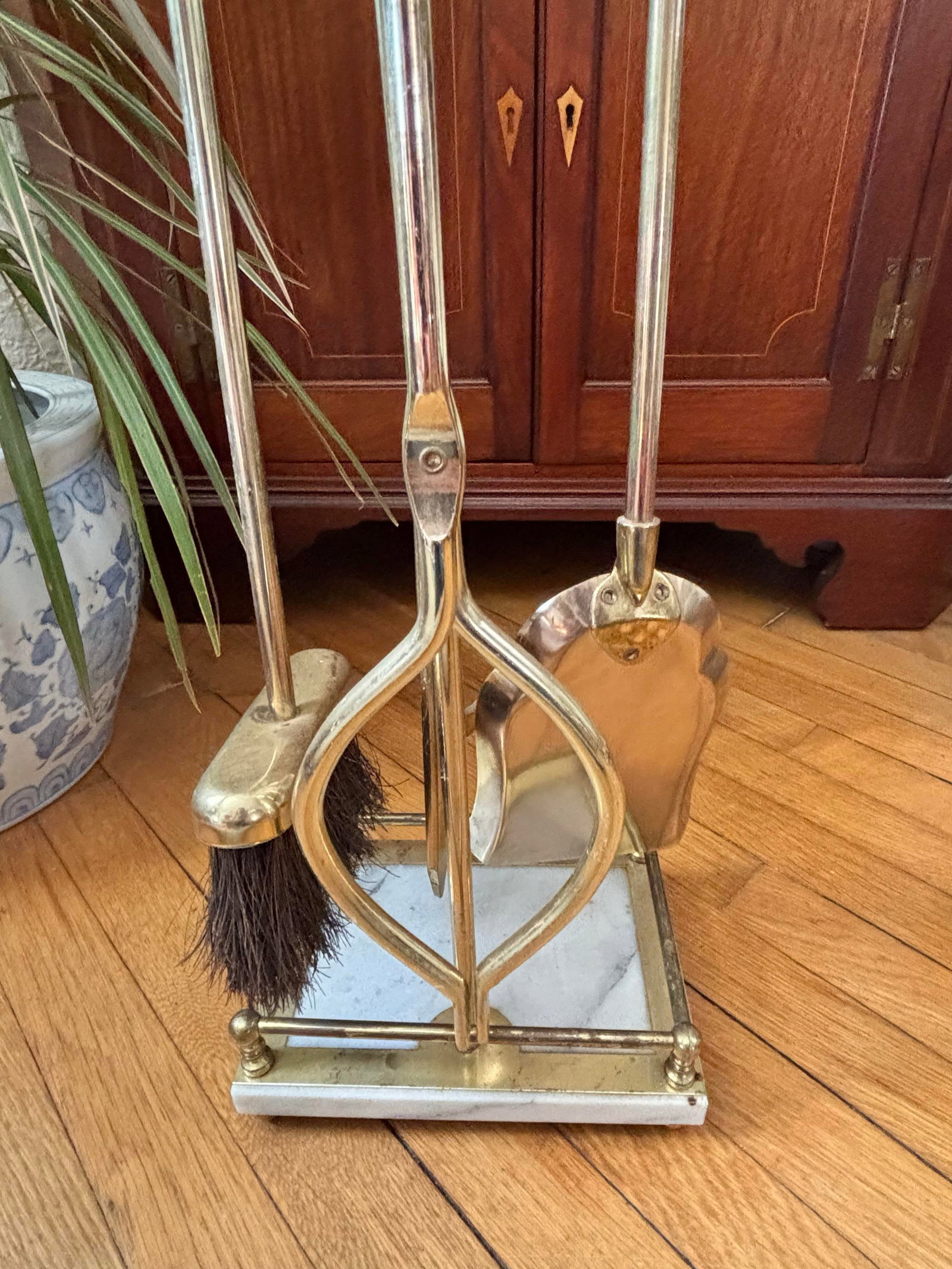1980s Italian White Marble and Brass Fireplace Tools on Stand, Set of 5 - 7