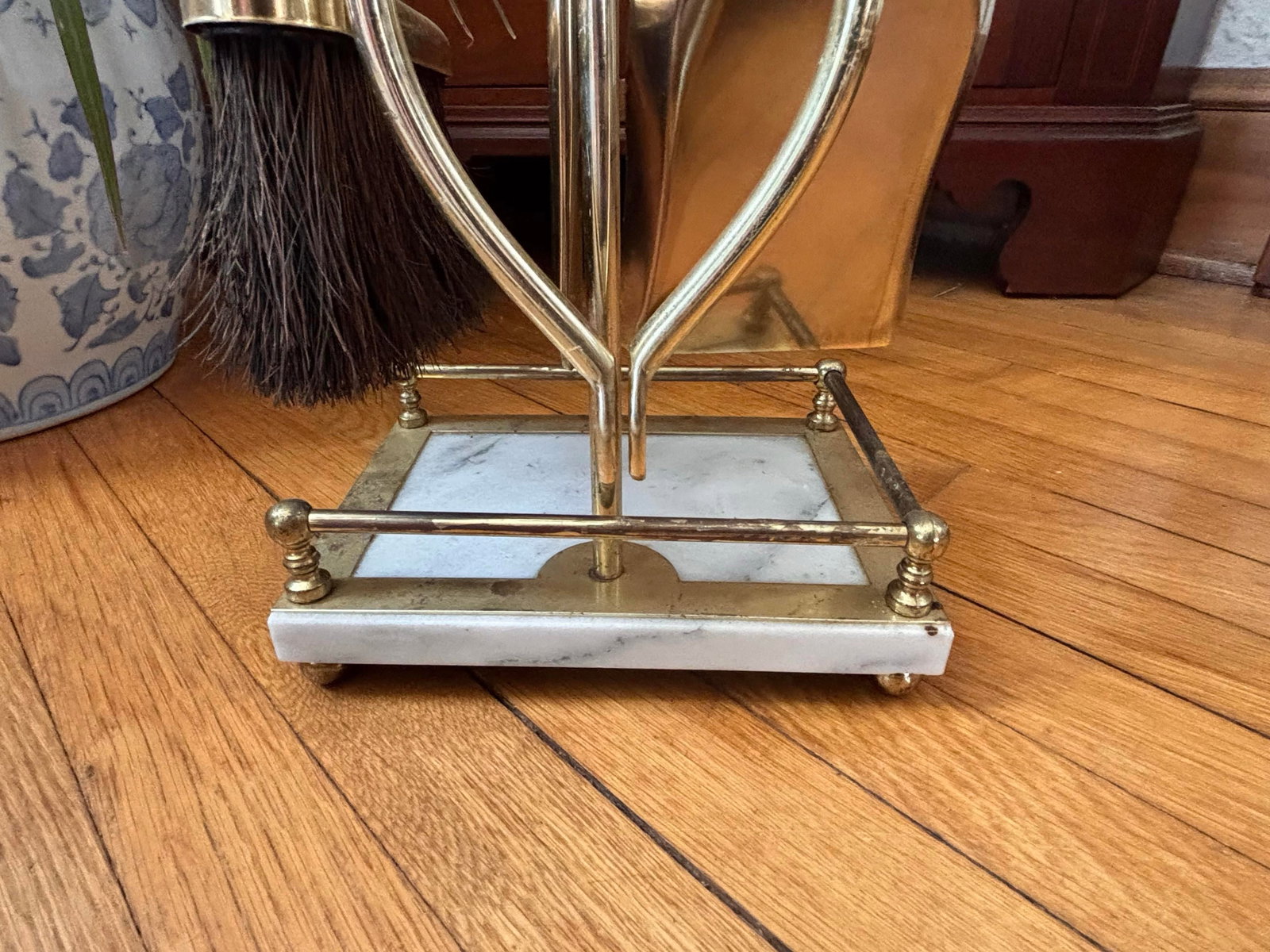 1980s Italian White Marble and Brass Fireplace Tools on Stand, Set of 5 - 8