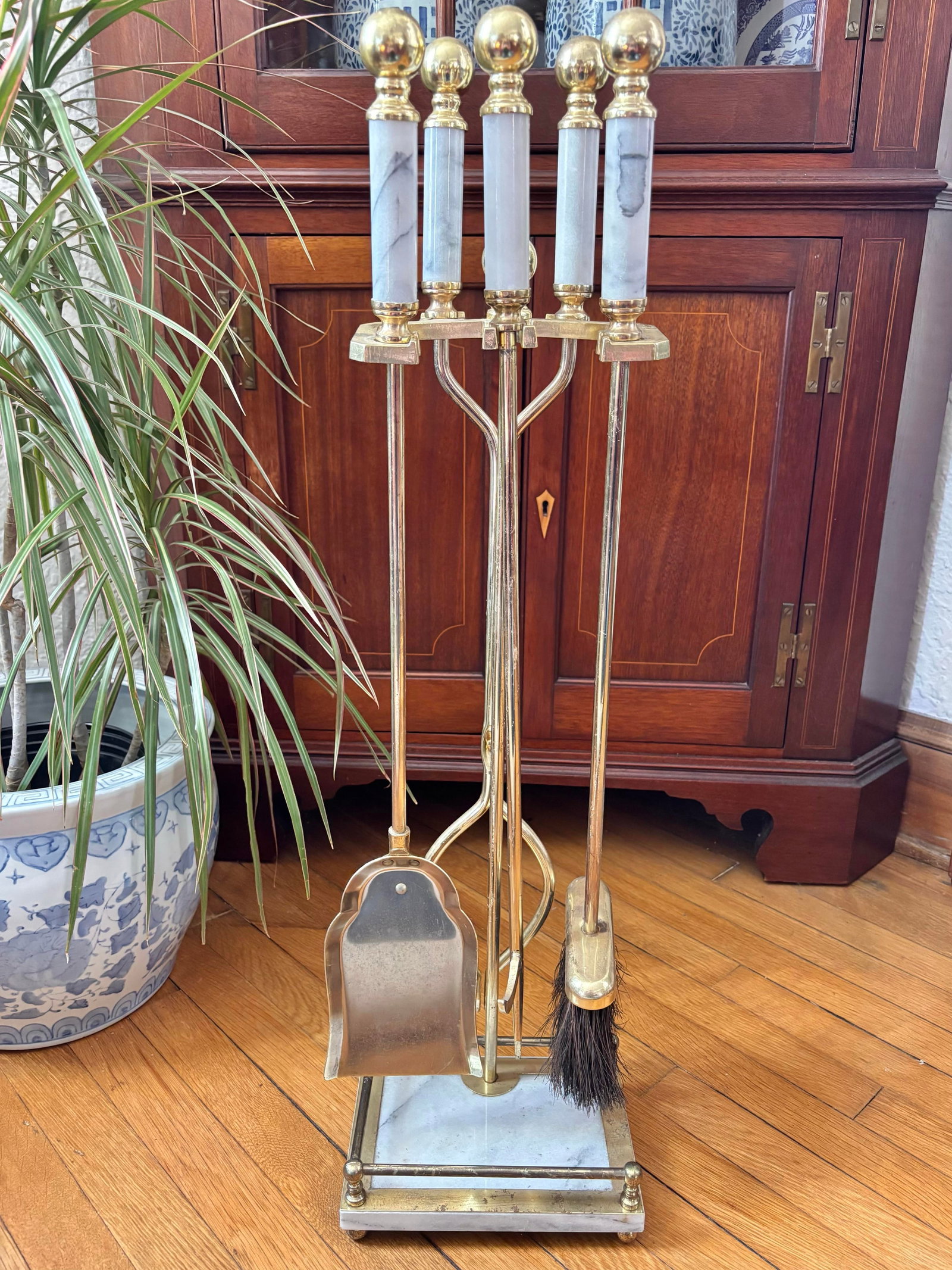 1980s Italian White Marble and Brass Fireplace Tools on Stand, Set of 5 - 9
