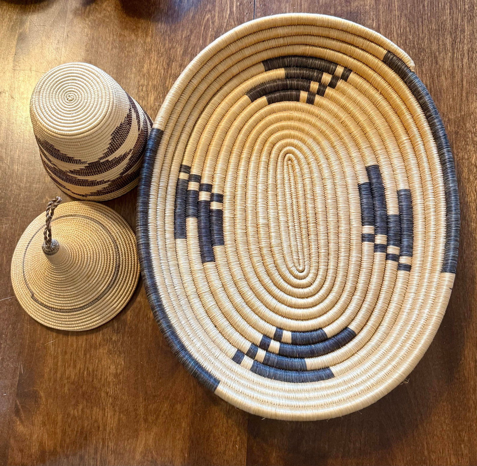 Set of 2, Rwandan Tutsi Woven Basket With Large Tray - 12