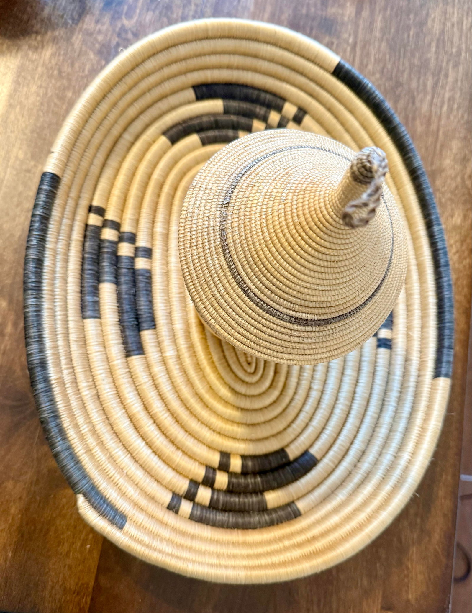 Set of 2, Rwandan Tutsi Woven Basket With Large Tray - 3