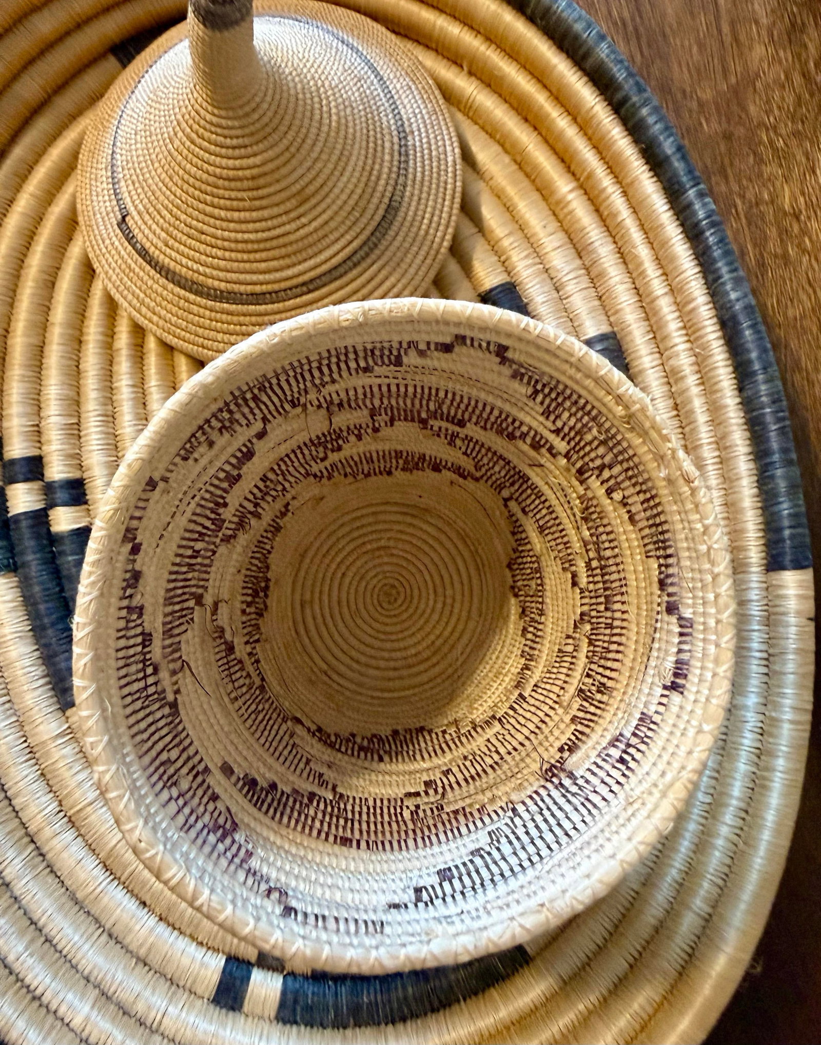 Set of 2, Rwandan Tutsi Woven Basket With Large Tray - 4