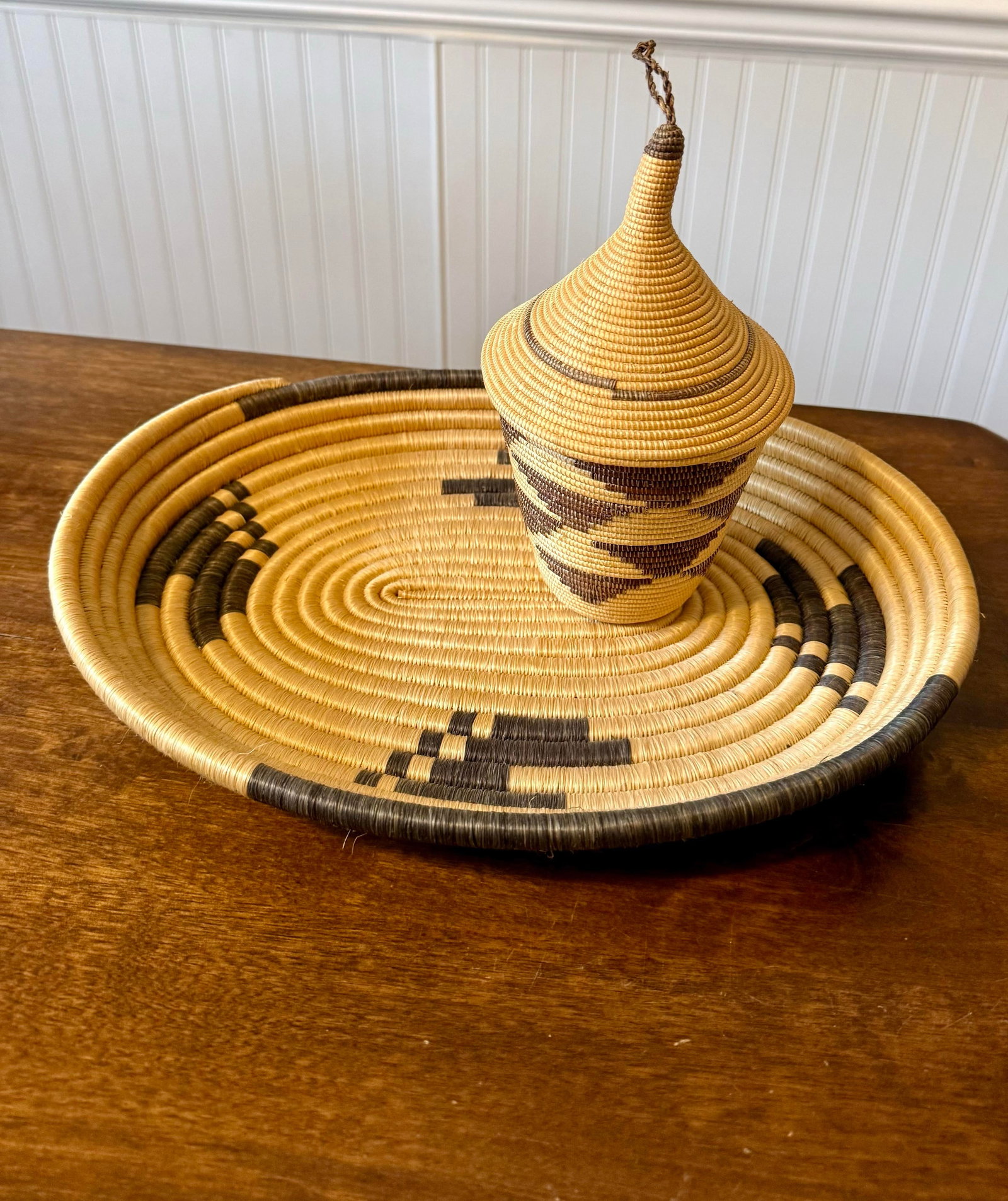 Set of 2, Rwandan Tutsi Woven Basket With Large Tray - 5