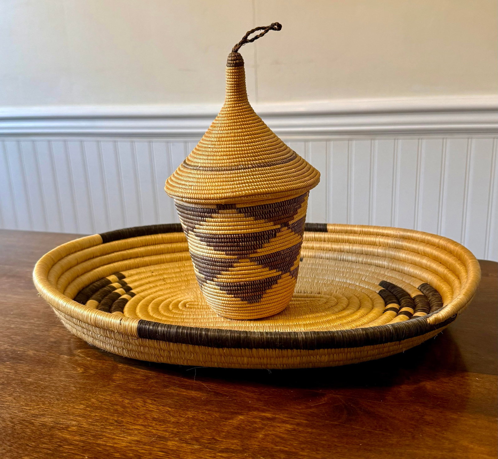Set of 2, Rwandan Tutsi Woven Basket With Large Tray - 9