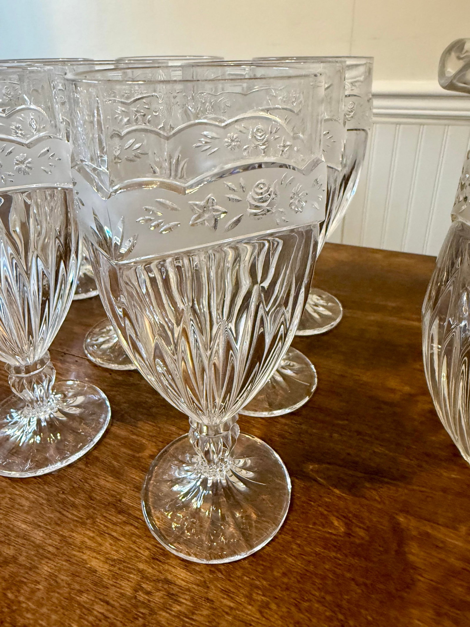 Late 20th Century Oneida "Southern Garden" Set of Pitcher and Eight Glasses - 9pcs - 5