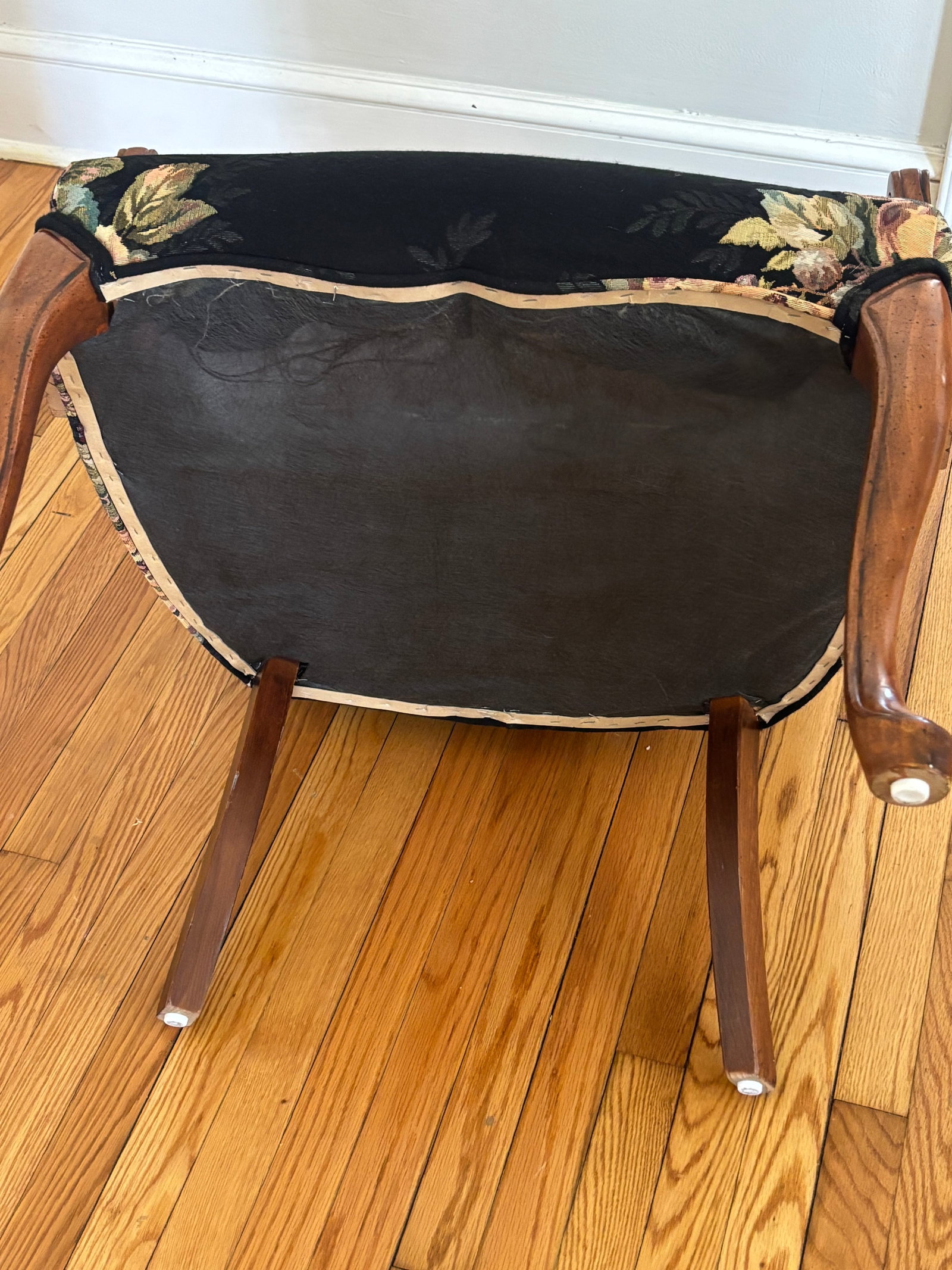 Late 20th Century French Louis XV Style Bergere Chair Upholstered in Pomegranate and Floral Fabric - 11