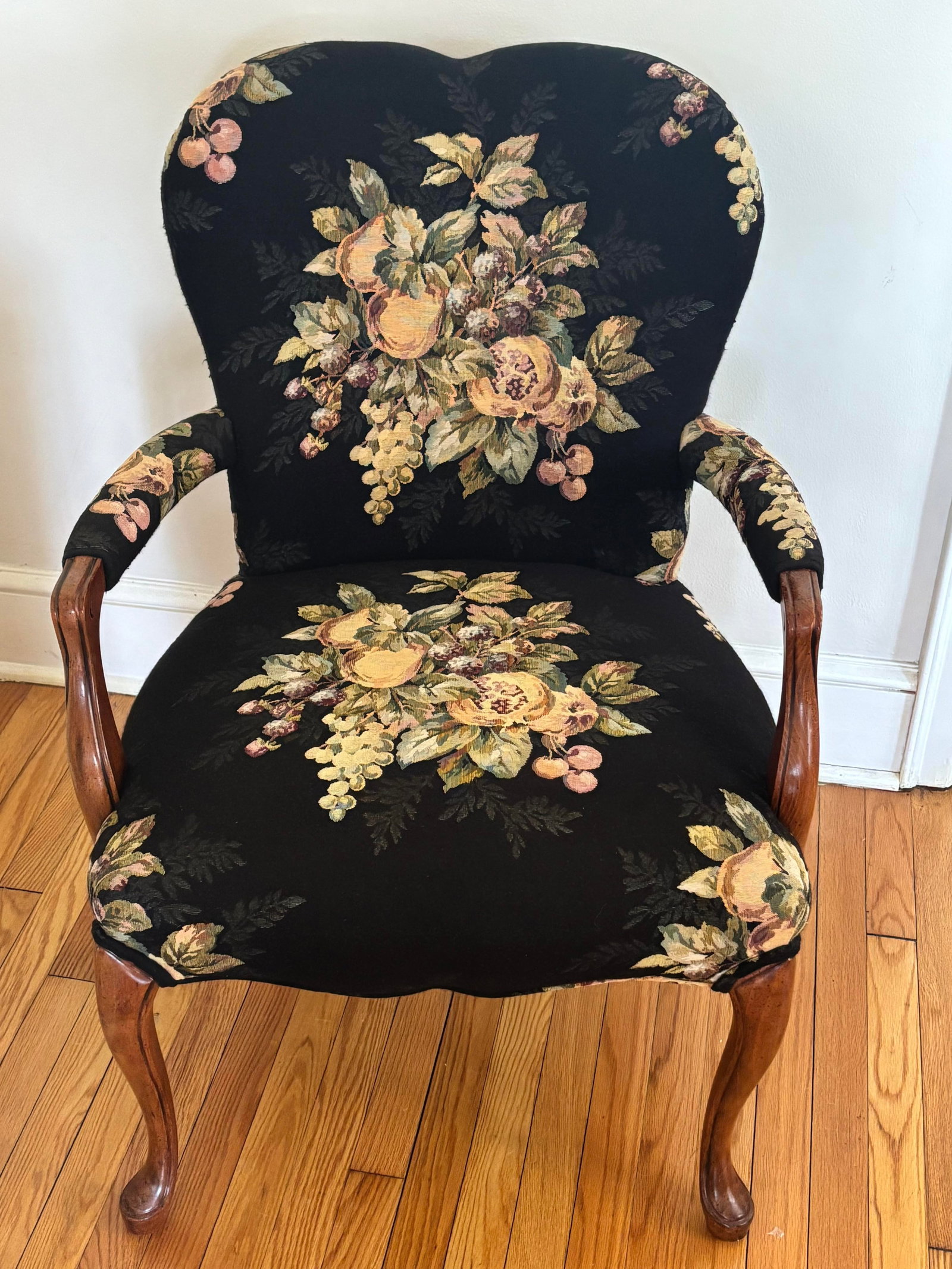 Late 20th Century French Louis XV Style Bergere Chair Upholstered in Pomegranate and Floral Fabric - 12