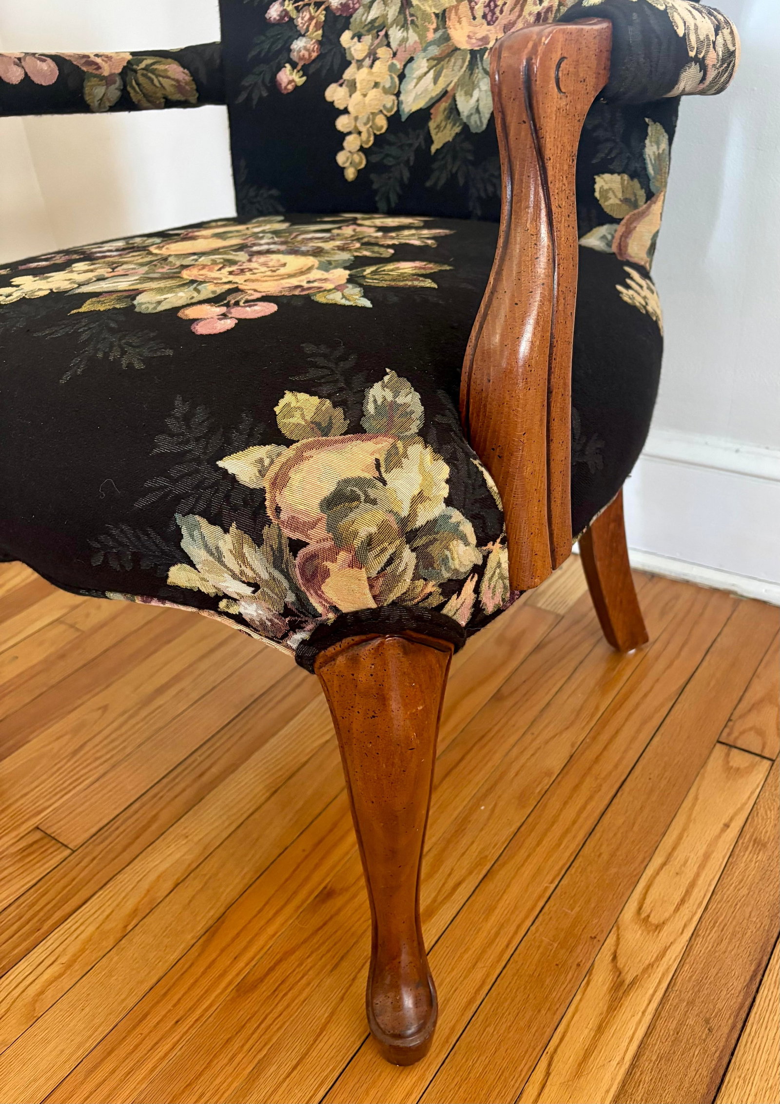 Late 20th Century French Louis XV Style Bergere Chair Upholstered in Pomegranate and Floral Fabric - 3